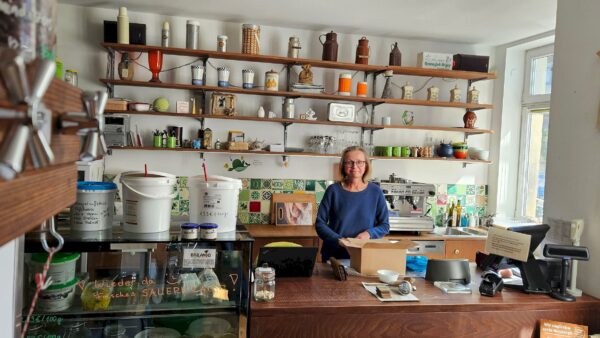 Lose-Chefin Berit Heller in ihrem Lädchen auf der Böhmischen Straße - Foto: Anton Launer