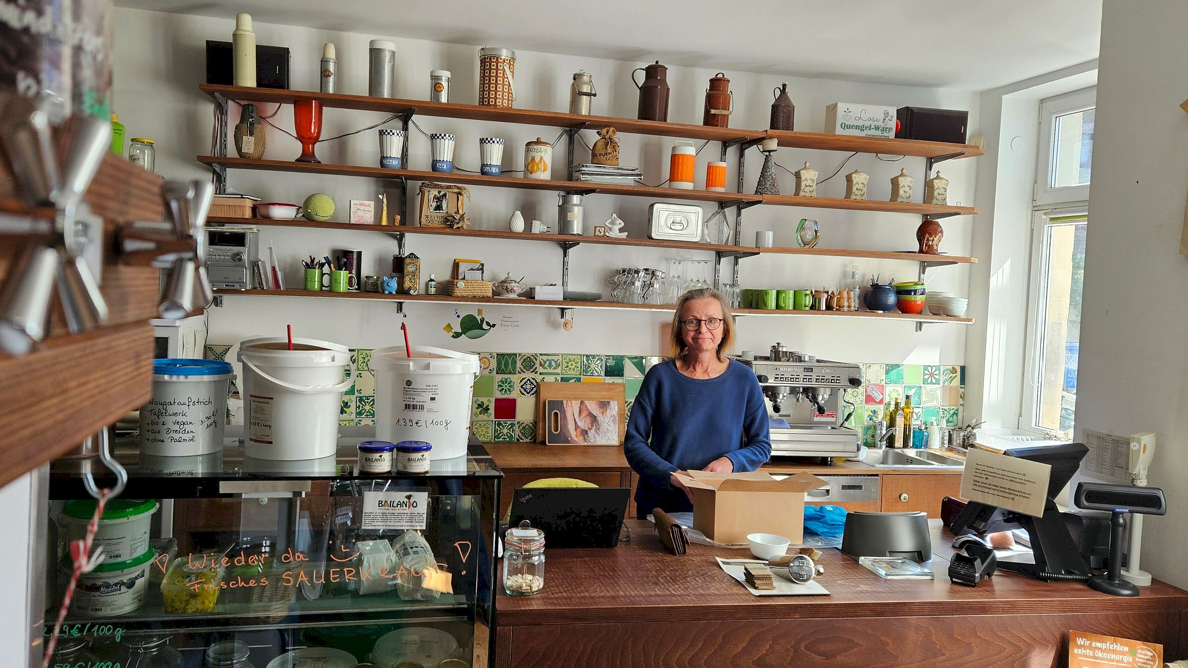 Lose-Chefin Berit Heller in ihrem Lädchen auf der Böhmischen Straße - Foto: Anton Launer