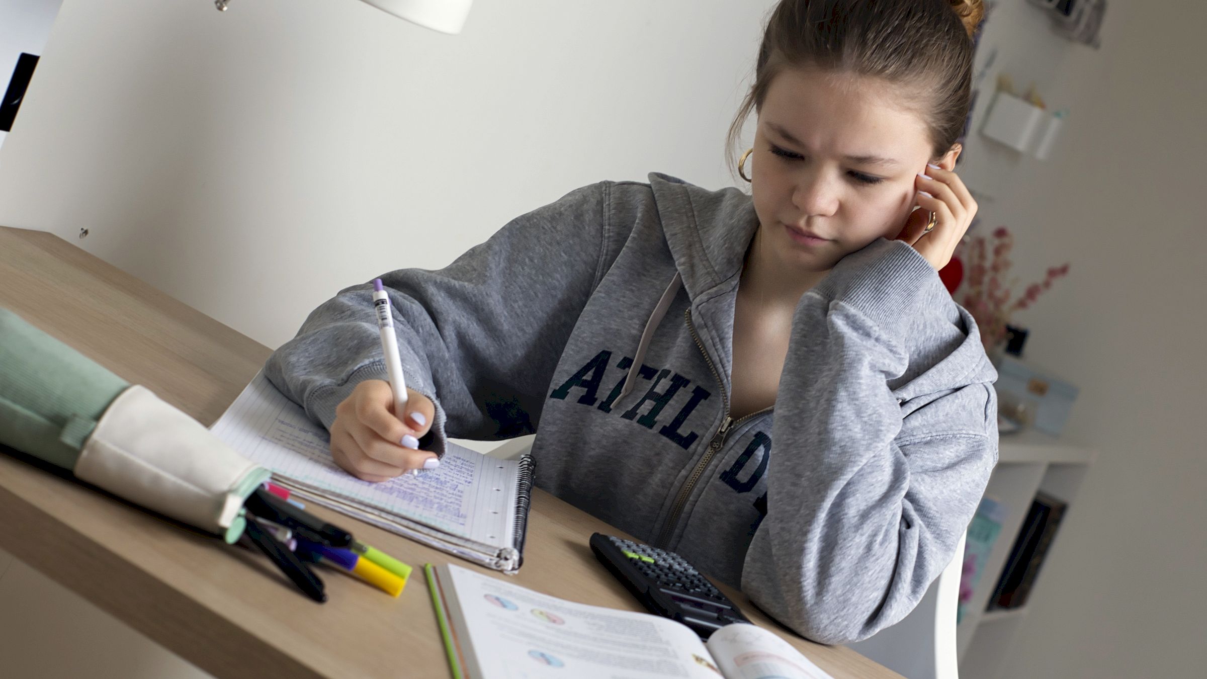 Eine Schülerin sitzt am Schreibtisch und schaut in ihre Schulhefte
Foto: Studienkreis/B. Beuermann