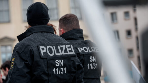 Insgesamt waren rund 190 Polizeibeamte im Einsatz, unterstützt von der Dresdner Bereitschaftspolizei. Foto: Florian Varga