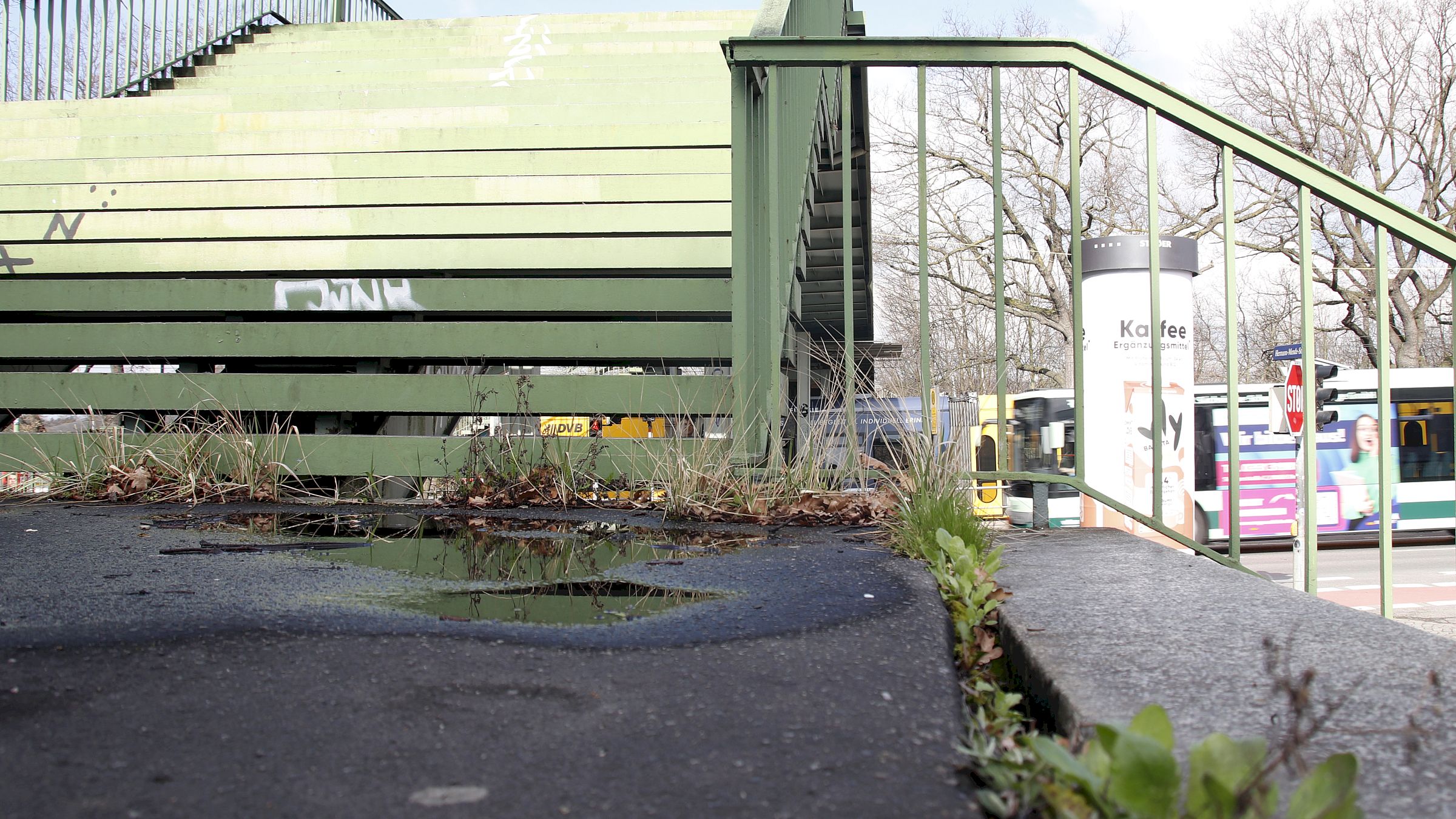An der Brücke wächst bereits Unkraut. Foto: Anton Launer