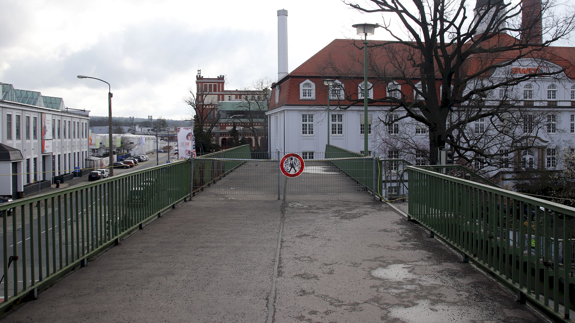 Der östliche Teil der Brücke, der zum Industriegelände führt, ist seit einigen Jahren gesperrt. Foto: Anton Launer