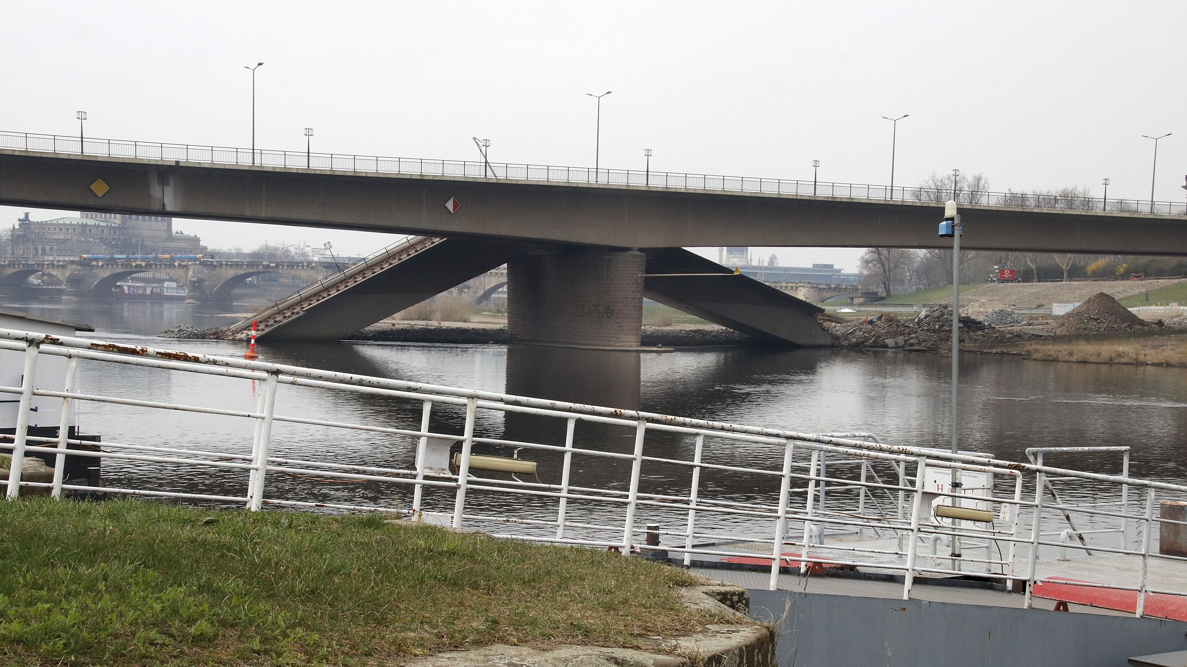 Arbeiten an der Carolabrücke werden fortgesetzt. Foto: Anton Launer
