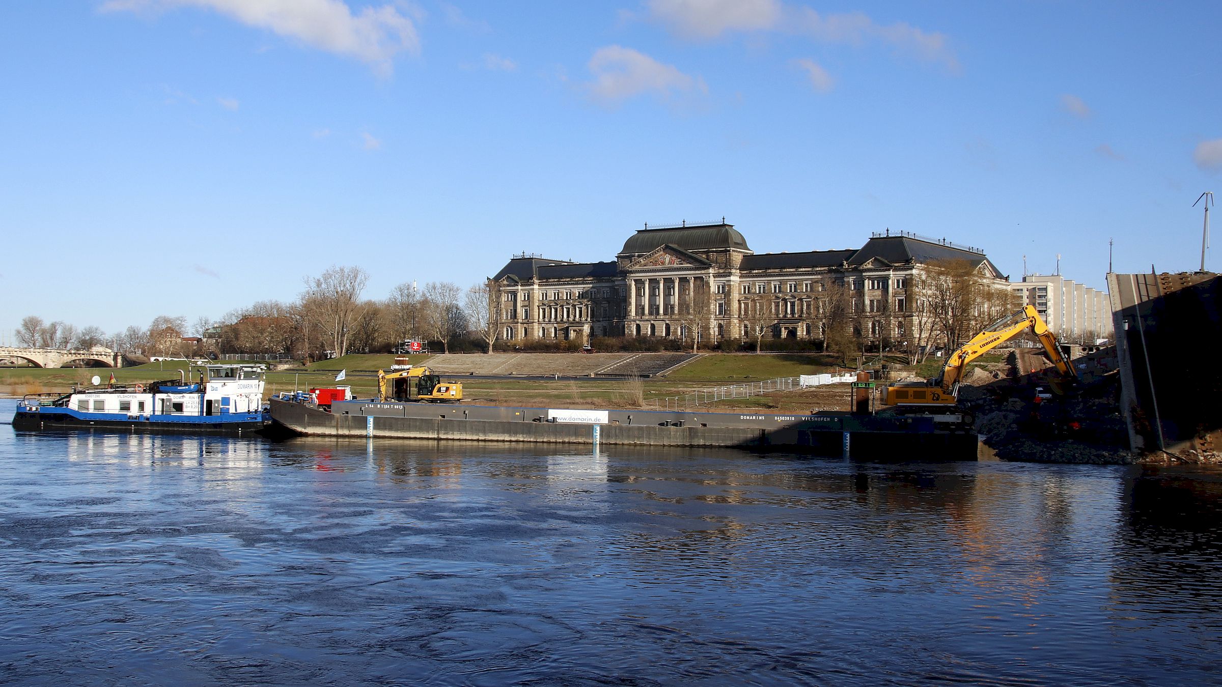 Schubschiff des Unternehmens Domarin auf der Elbe im Einsatz - Foto: Archiv Anton Launer