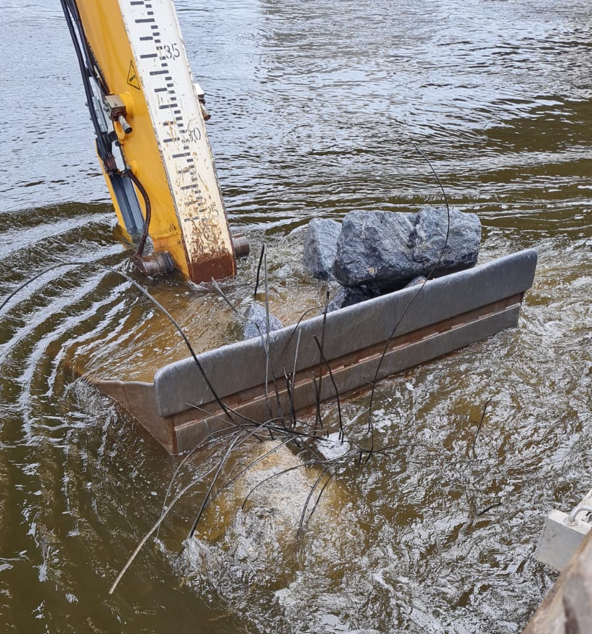 Das Brückengelenk auf einer Baggerschaufel
Foto: Domarin Tief-, Wasserbau und Schifffahrtsgesellschaft mbH
