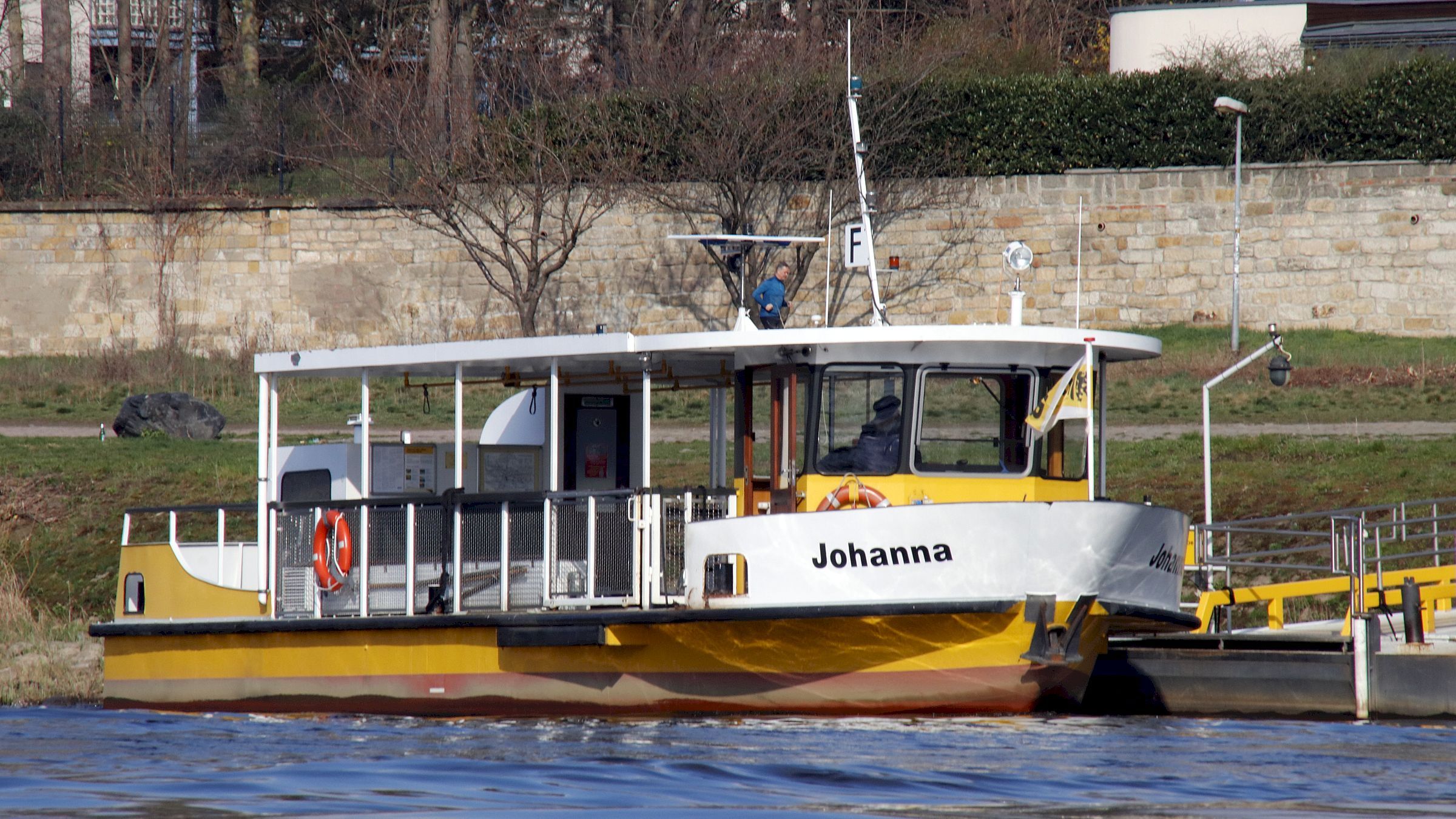 Fährboot "Johanna" auf ihrem Weg in die Johannstadt. Foto: Anton Launer