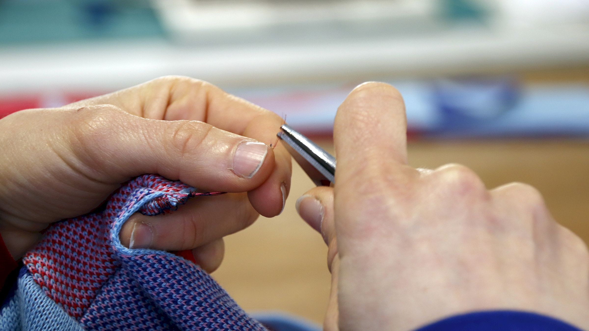 Slow Fashion bedeutet viel Handarbeit - Foto: Anton Launer