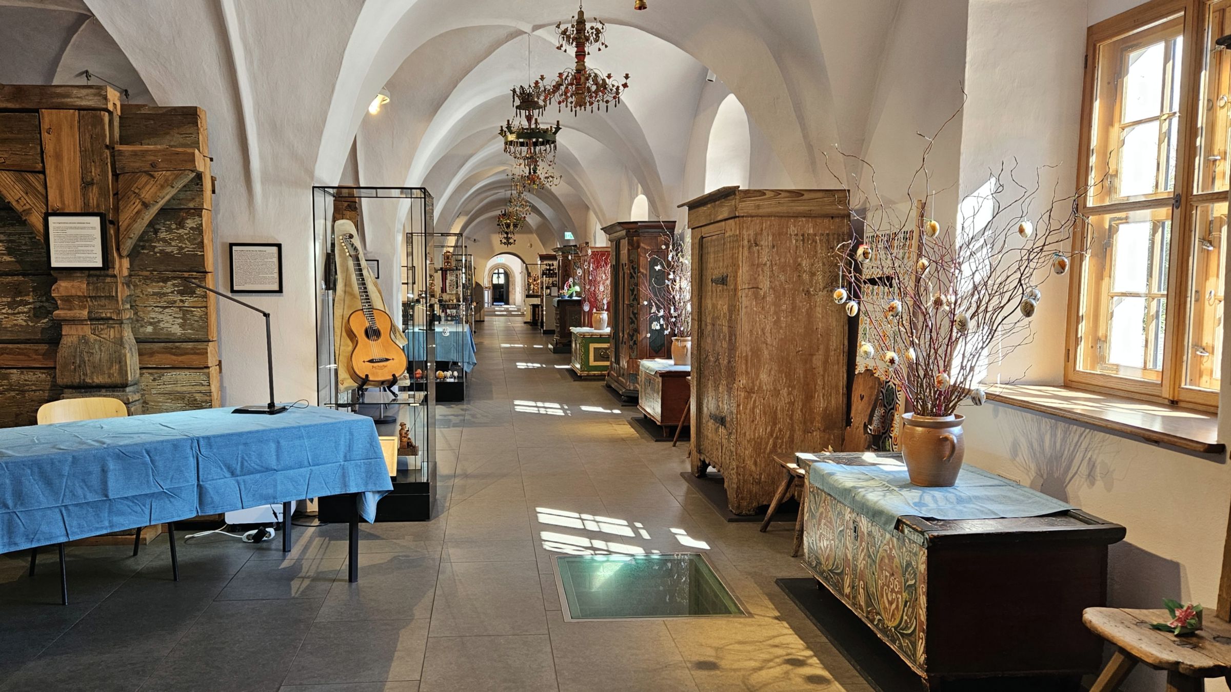 Im Erdgeschoss ist die traditionelle Oster-Ausstellung eingezogen, neben kunstvoll gestalteten Eiern gibt es auch Sträuße zu sehen. Foto: Anton Launer