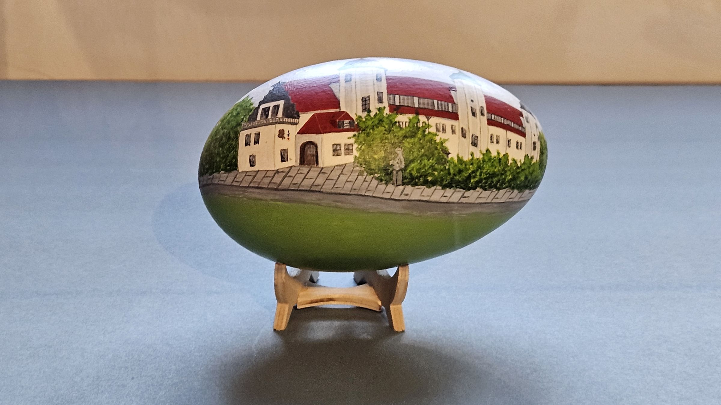 Kunstvoll gestaltete Ostereier, hier ein Gänse-Ei mit dem aufgemalten Jägerhof - Foto: Anton Launer