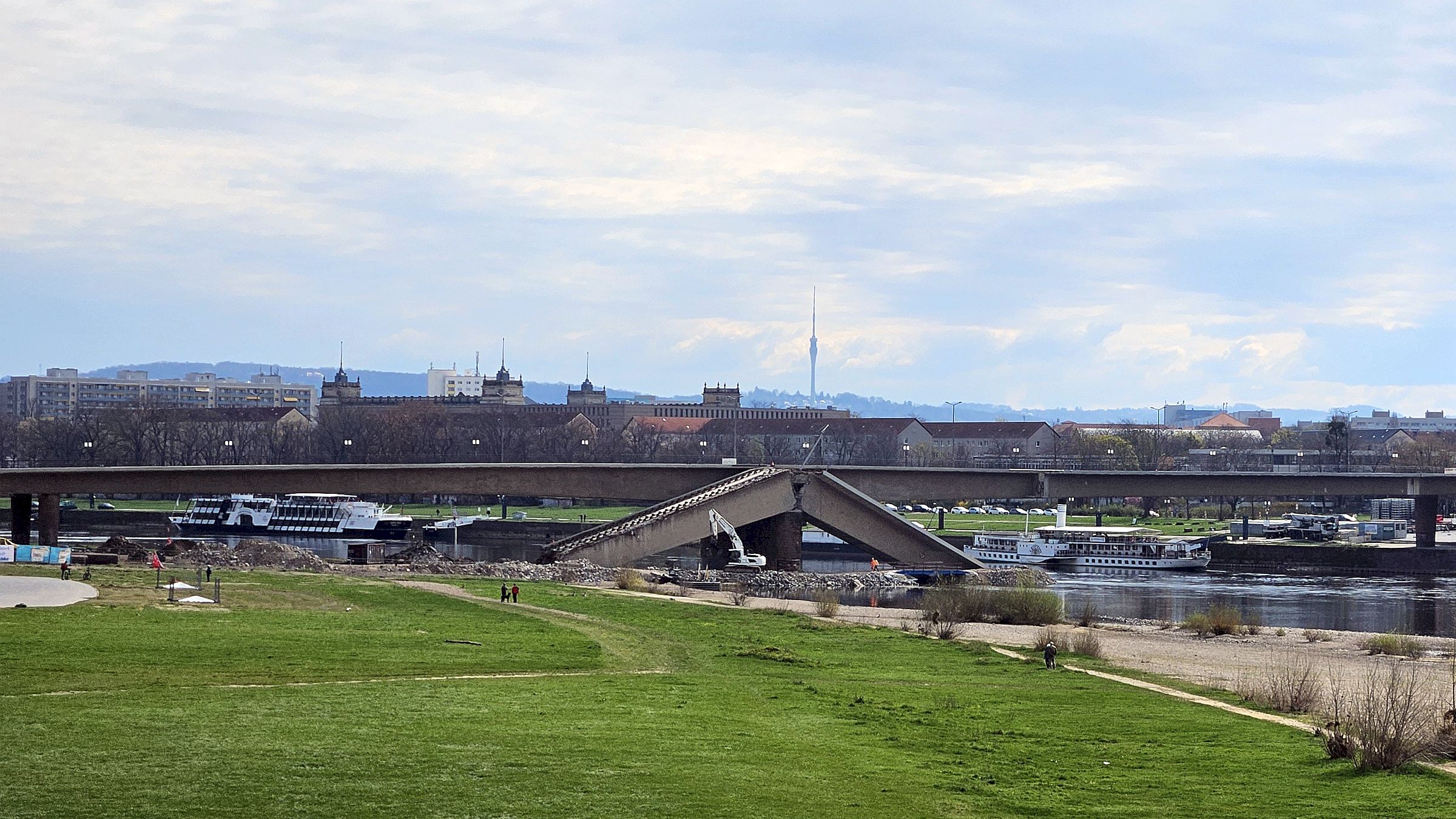 Die eingestürzte Carolabrücke in Dresden - Foto: Anton Launer