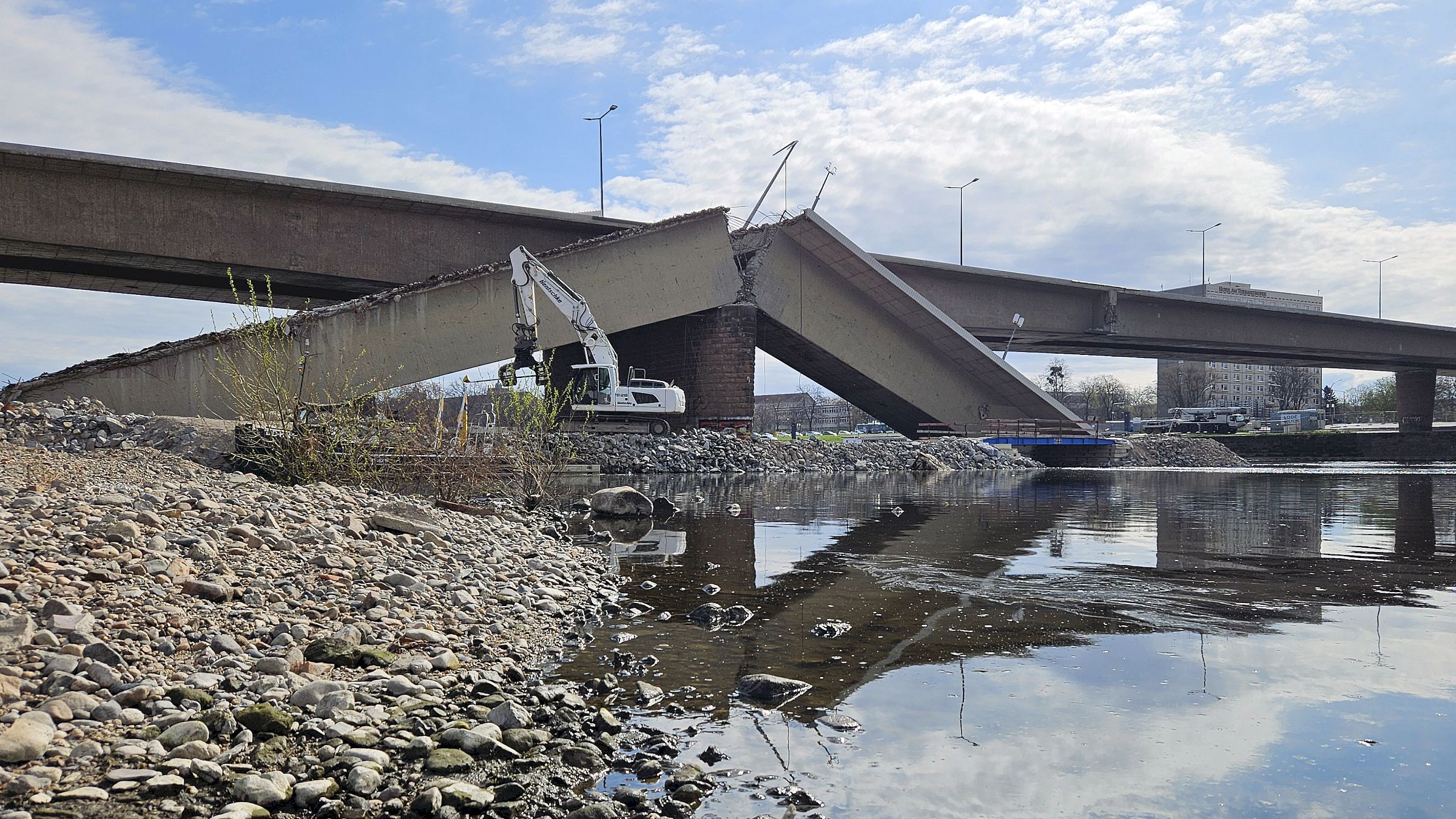 Arbeiten an der Carolabrücke - Foto: Anton Launer