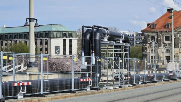 Fernwärmeleitung auf der Augustusbrücke. Die Bögen sind nötig, um temperaturbedingte Schwankungen bei der Ausdehnung der Leitungen aufnehmen zu können. Foto: Anton Launer