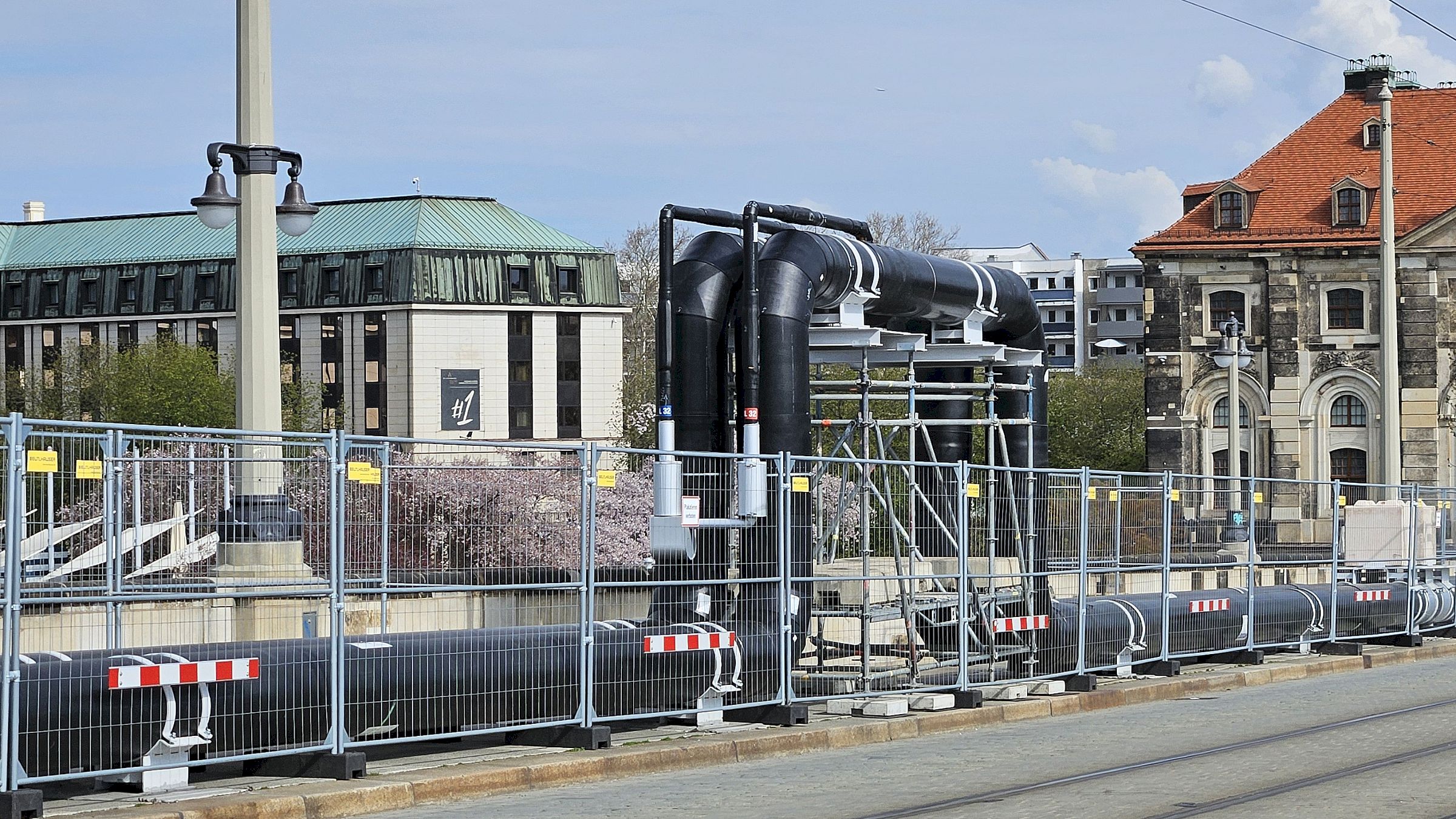 Fernwärmeleitung auf der Augustusbrücke. Die Bögen sind nötig, um temperaturbedingte Schwankungen bei der Ausdehnung der Leitungen aufnehmen zu können. Foto: Anton Launer