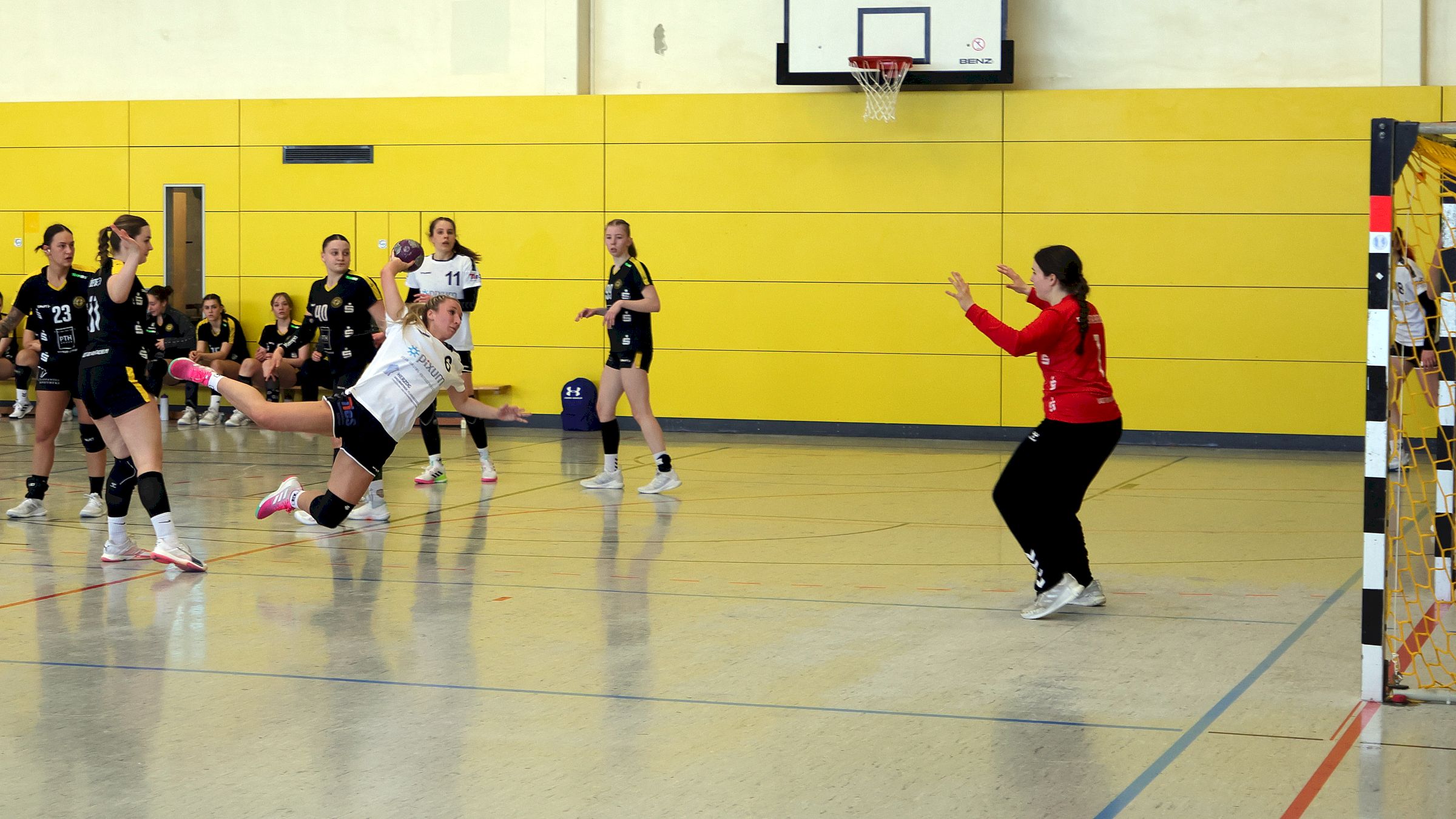 Trotz spektakulärer Flugeinlage - die Dresdnerinnen gingen als klare Verliererinnen vom Platz - Foto: Sportfreunde 01