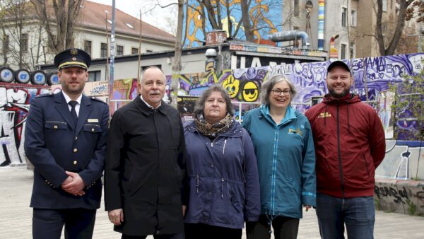 Revierleiter Jürgen Kunatz, Stadtbezirksamtsleiter André Barth, Jacqueline Schmidt vom Gemeindlichen Vollzugsdienst, Ordnungsbürgermeisterin Eva Jähnigen und Nachtschlichter-Chef Alessandro Finke - Foto: Anton Launer