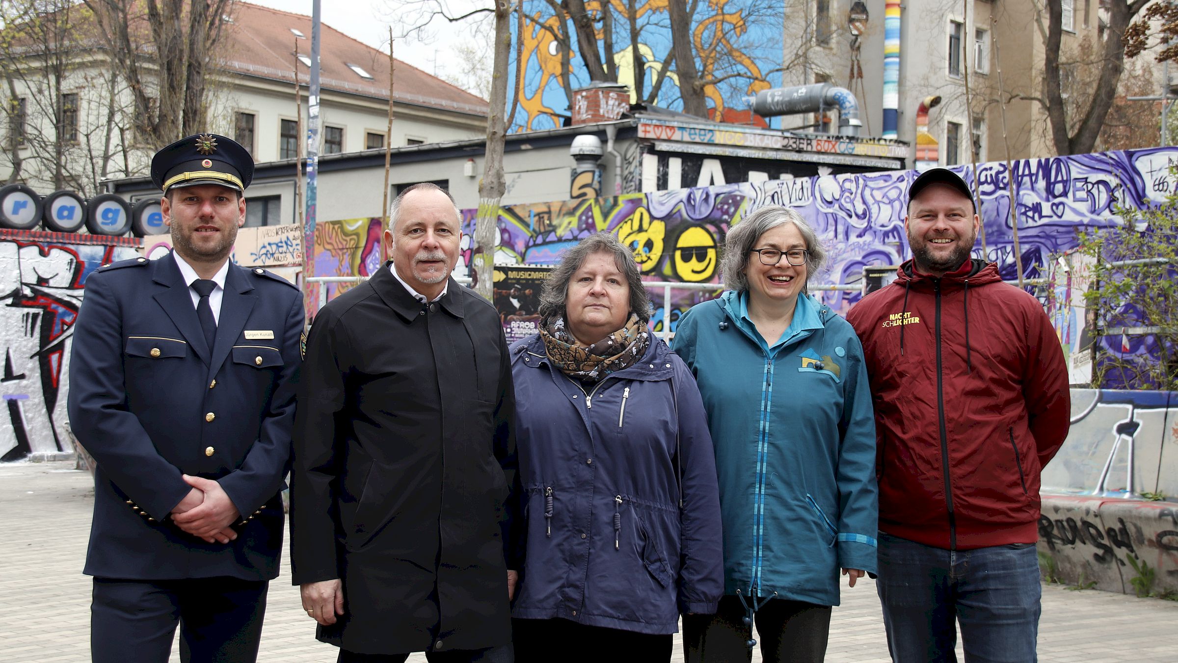 Revierleiter Jürgen Kunatz, Stadtbezirksamtsleiter André Barth, Jacqueline Schmidt vom Gemeindlichen Vollzugsdienst, Ordnungsbürgermeisterin Eva Jähnigen und Nachtschlichter-Chef Alessandro Finke - Foto: Anton Launer