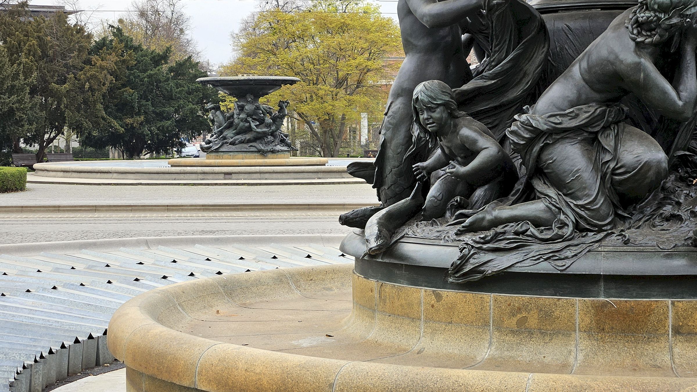 Bleiben trocken "Stille Wasser und "Stürmische Wogen" am Albertplatz - Foto: Anton Launer