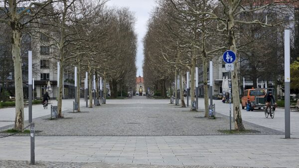 Statt auf der rechten, gibt es Eis nun ab Mai auf der linken Seite - Foto: Anton Launer