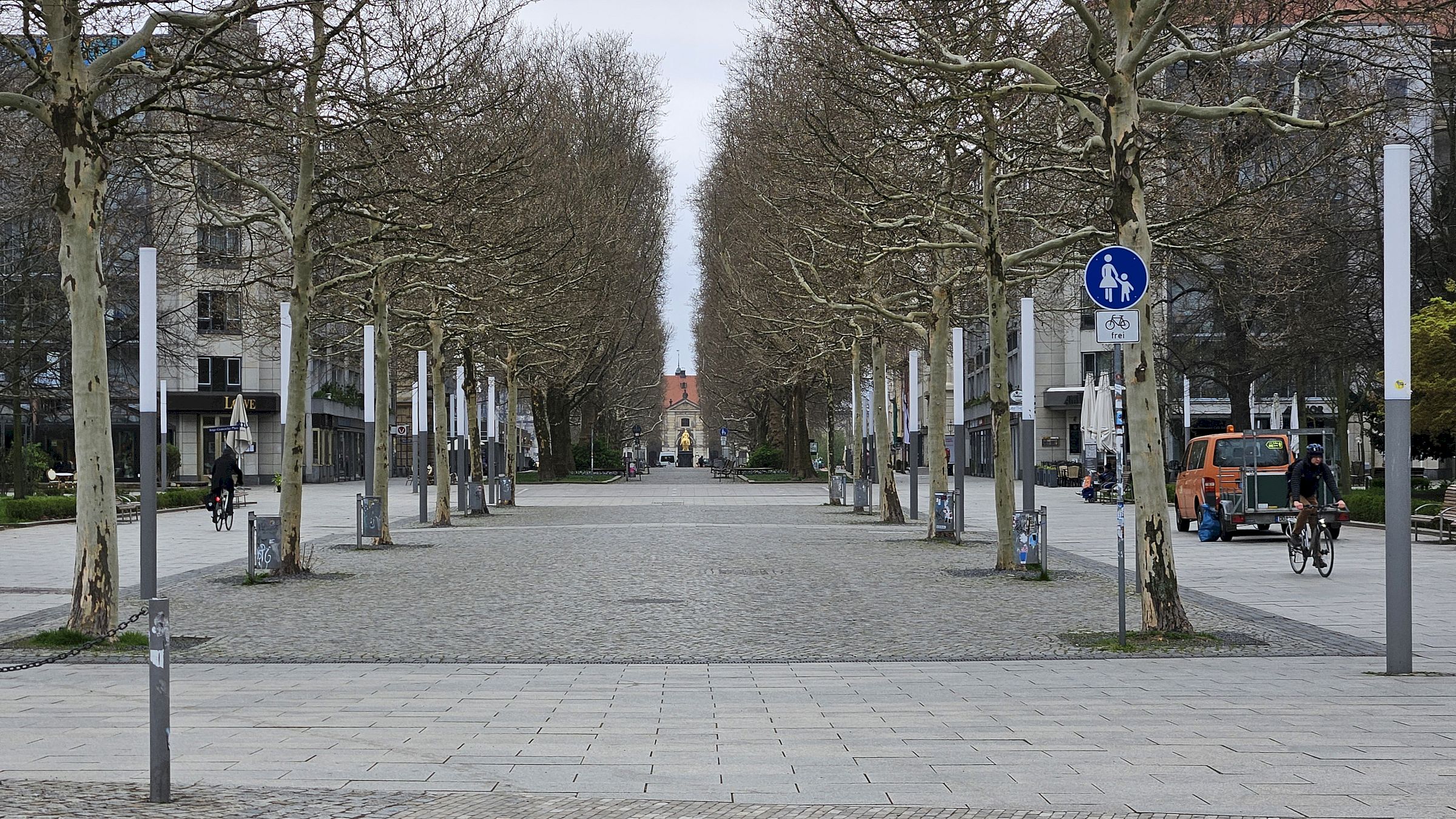 Statt auf der rechten, gibt es Eis nun ab Mai auf der linken Seite - Foto: Anton Launer
