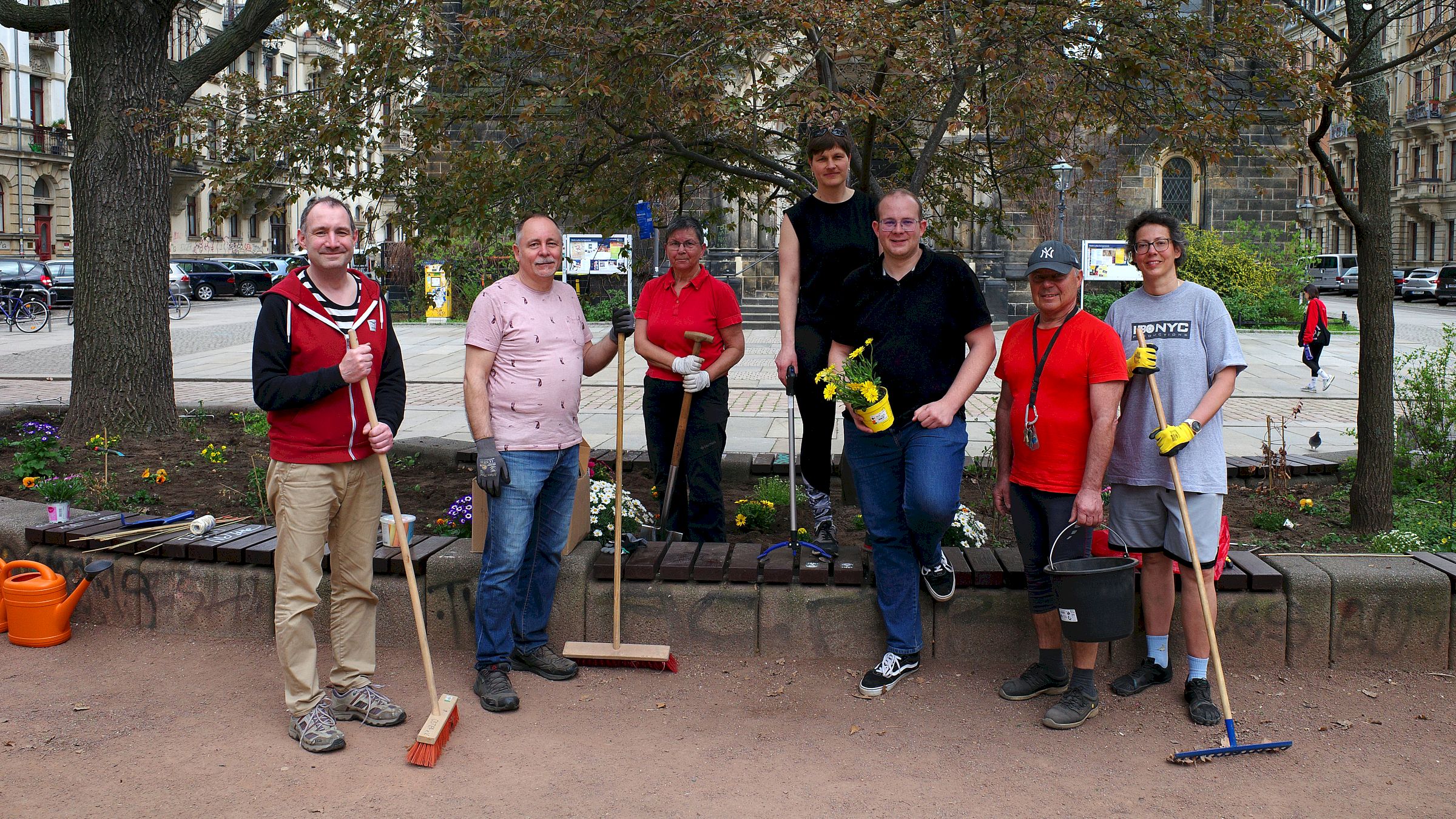 Sie haben am Martin-Luther-Platz aufgeräumt und Blümchen gepflanzt. Mit dabei Stadtbezirskamtsleiter André Barth (2.v.l.) - Foto: Ostra ev