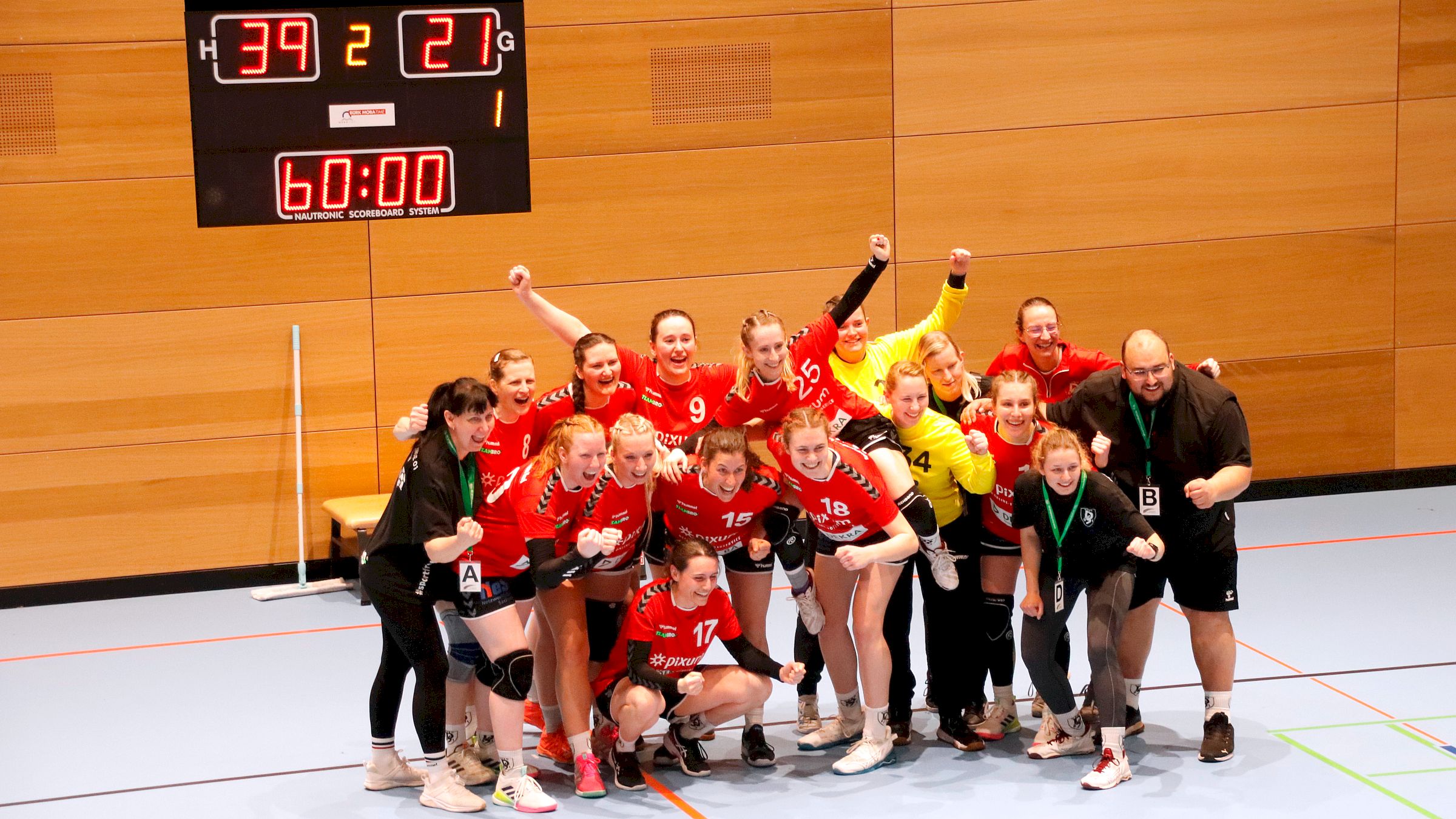 So seh'n Siegerinnen aus. Die Sporties mit Trainer Christian Perlbach - Foto: Anton Launer