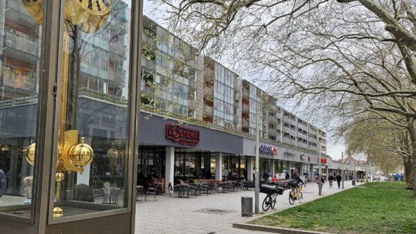 Direkt neben der Goldenen Uhr hat die L'Osteria auf der Hauptstraße eröffnet. Foto: Anton Launer