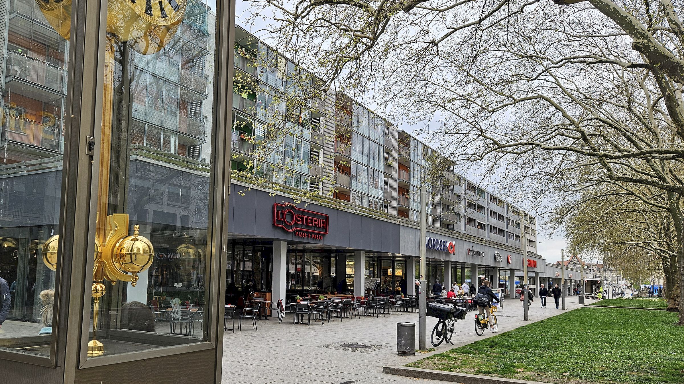 Direkt neben der Goldenen Uhr hat die L'Osteria auf der Hauptstraße eröffnet. Foto: Anton Launer