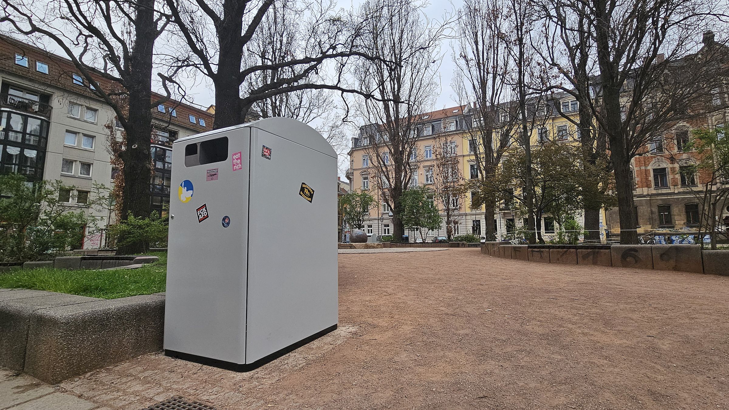 Die Öffnung ist groß genug, um auch einen Pizza-Karton zu entsorgen. Foto: Anton Launer