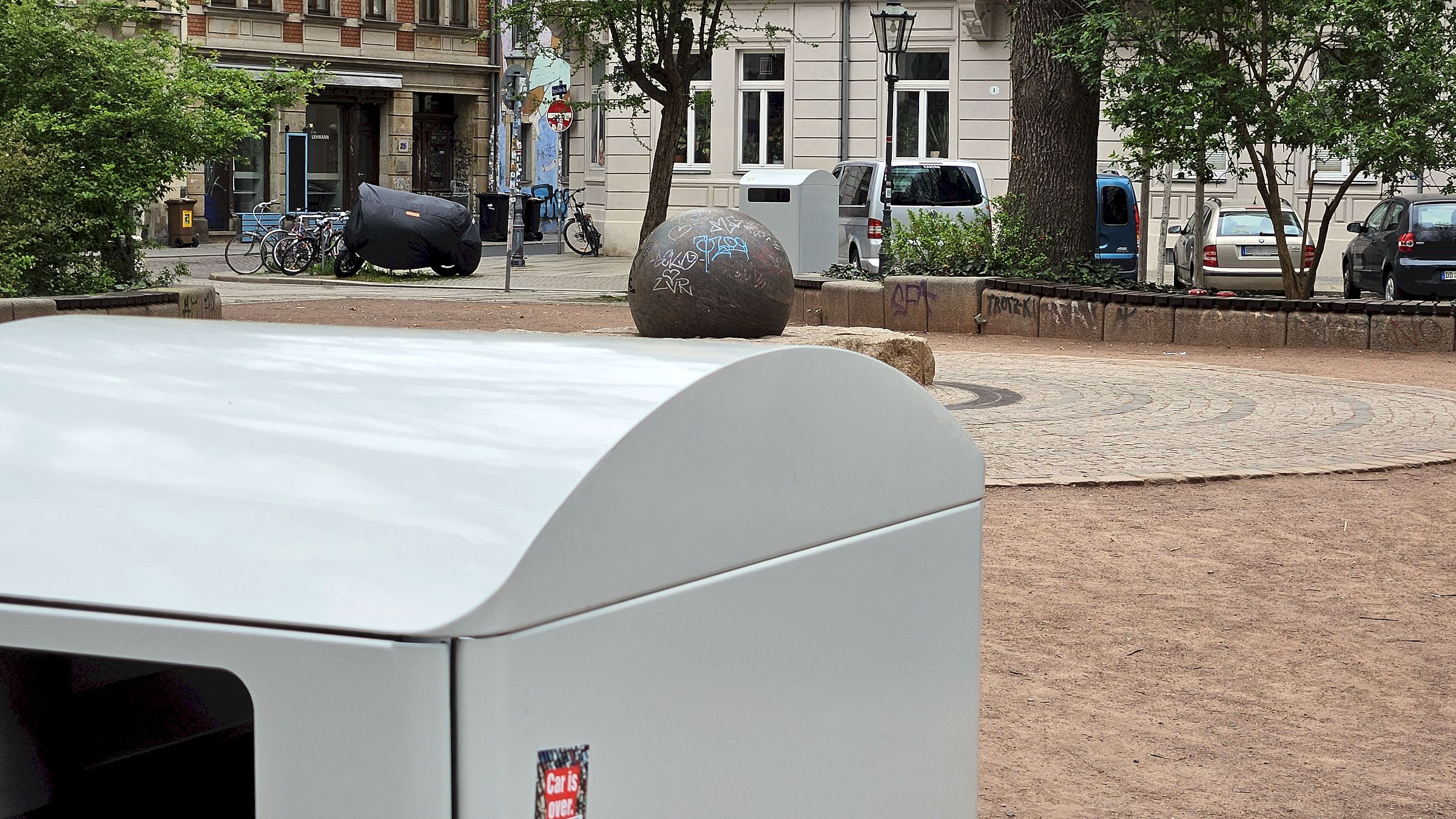 Zwei neue, große Müllcontainer stehen jetzt am Martin-Luther-Platz - Foto: Anton Launer