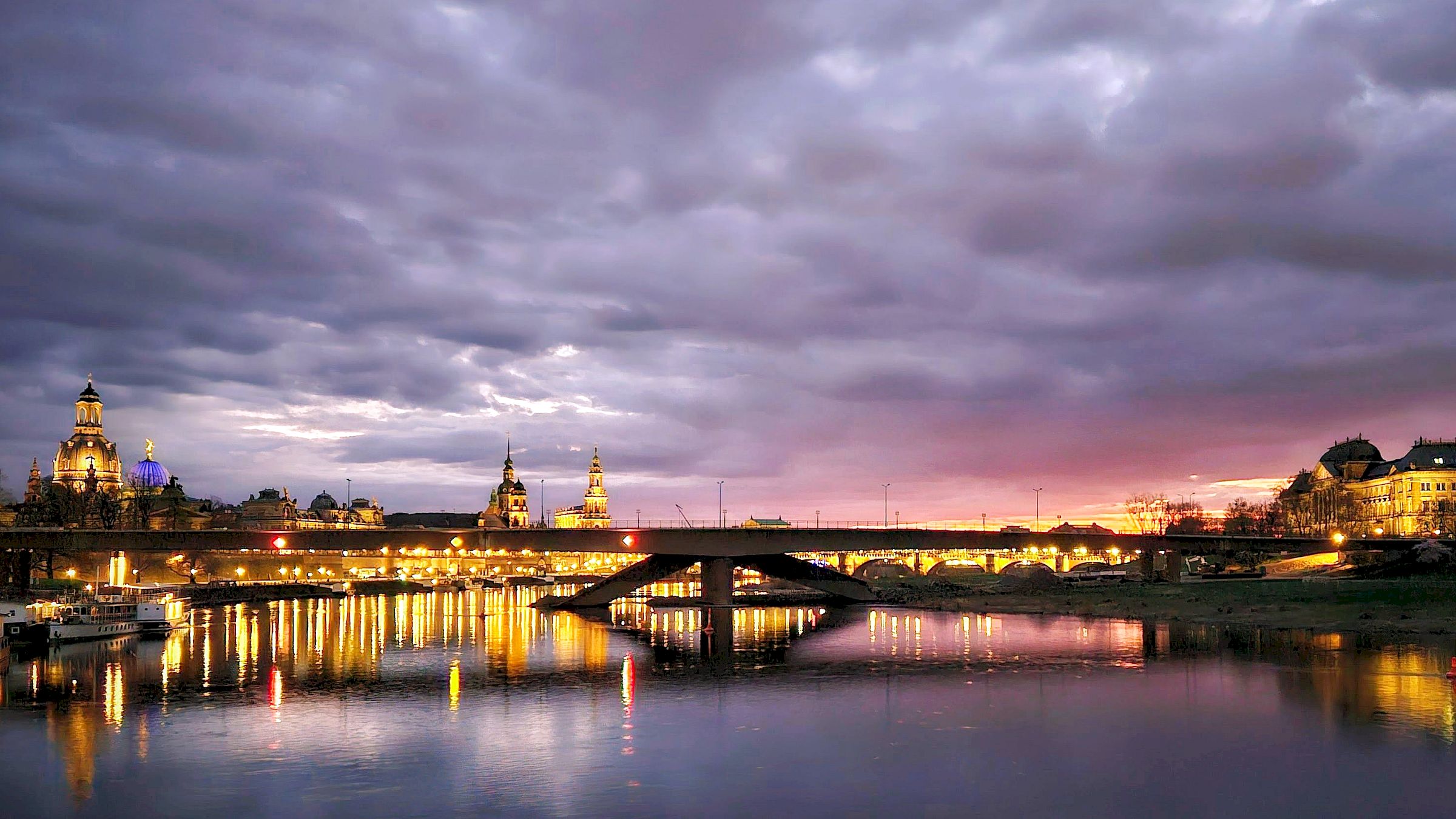 Neues Wahrzeichen in Dresden - eingestürzte Carolabrücke vor Altstadtkulisse - Foto: Anton Launer
