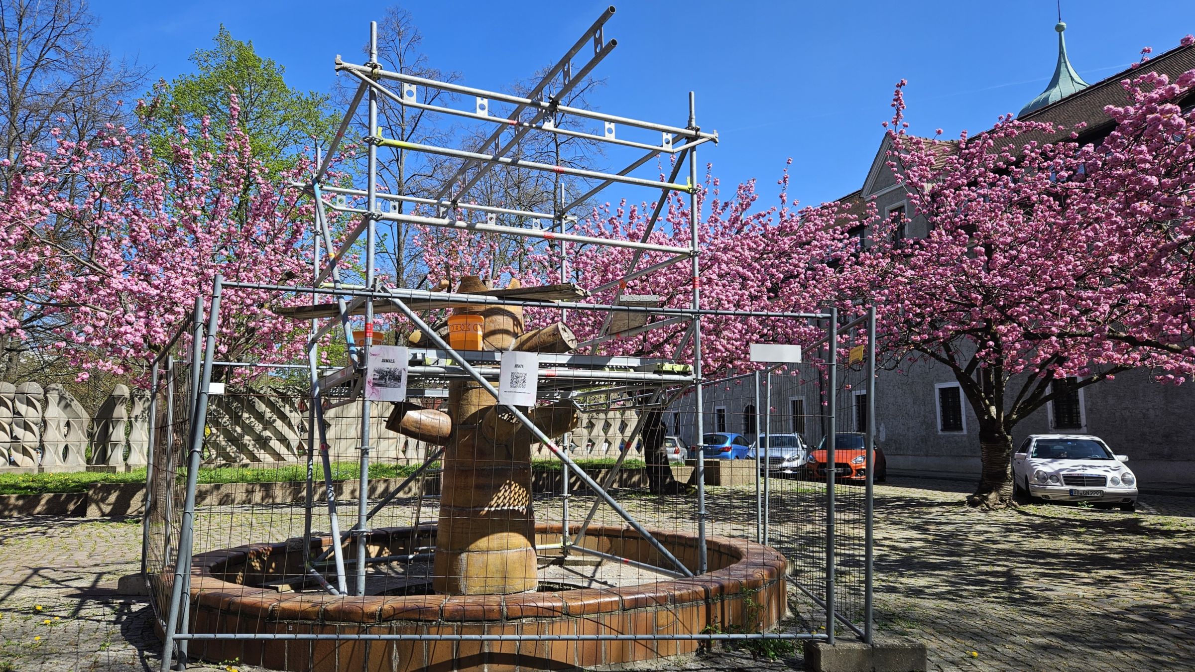Der Blütenbrunnen am Jägerhof - Foto: Anton Launer