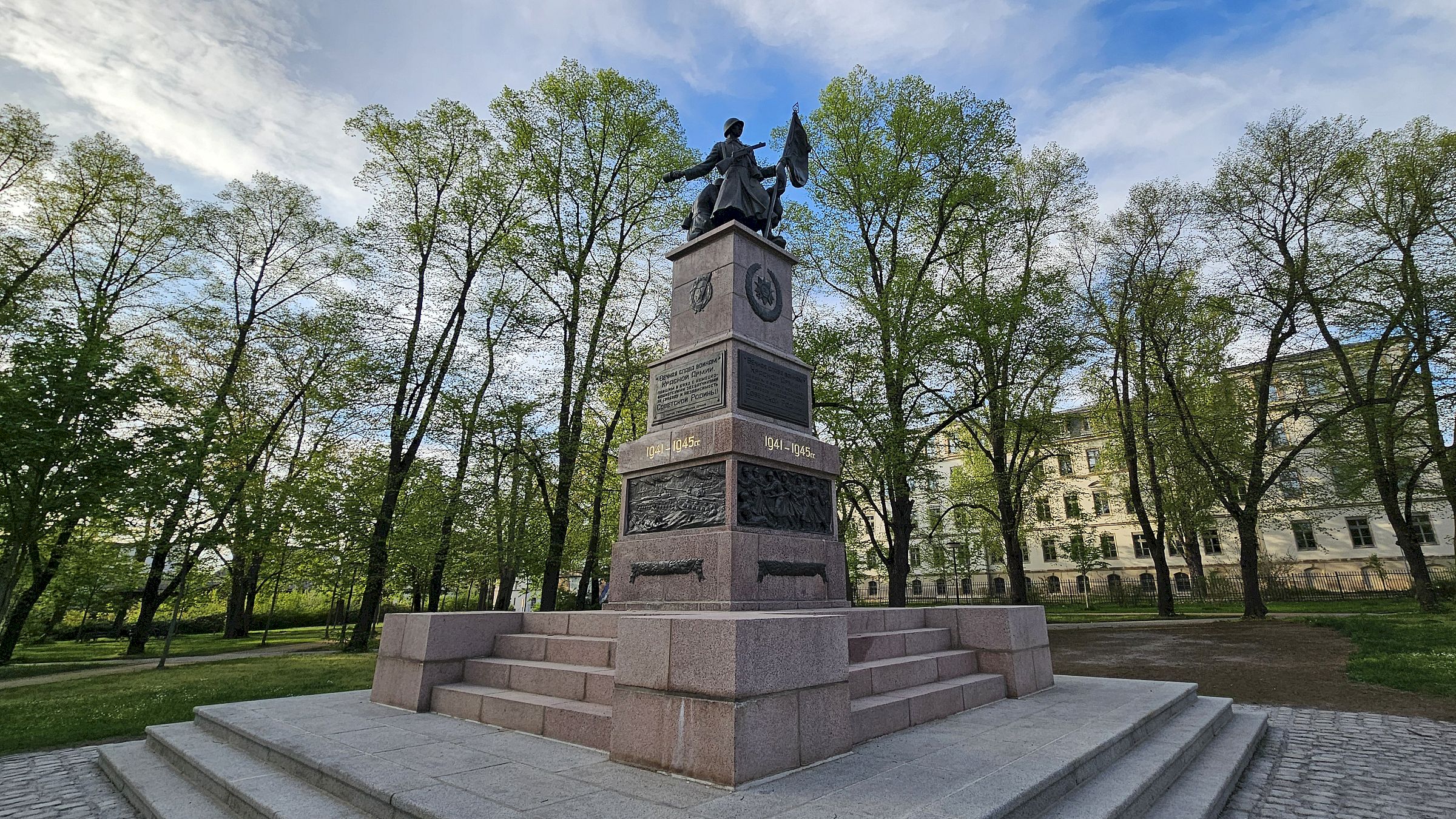 Das Sowjetische Ehrenmal am Olbrichtplatz - Foto: Anton Launer