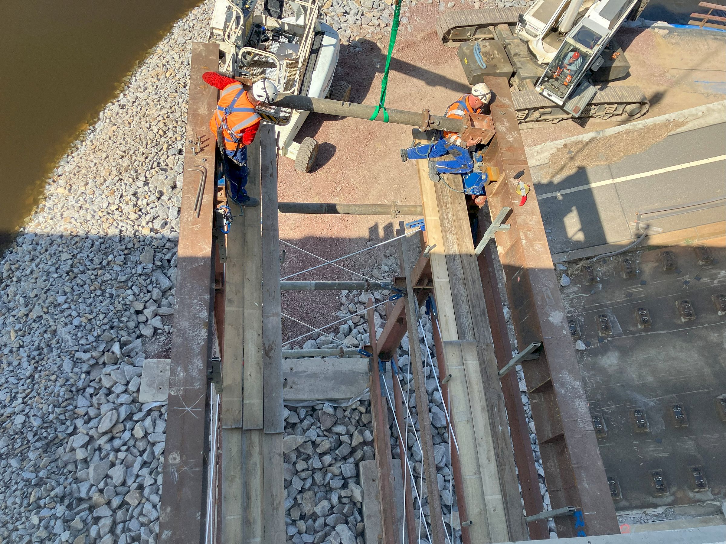 Montage der Hilfsstützen - Foto: Stadtverwaltung Dresden