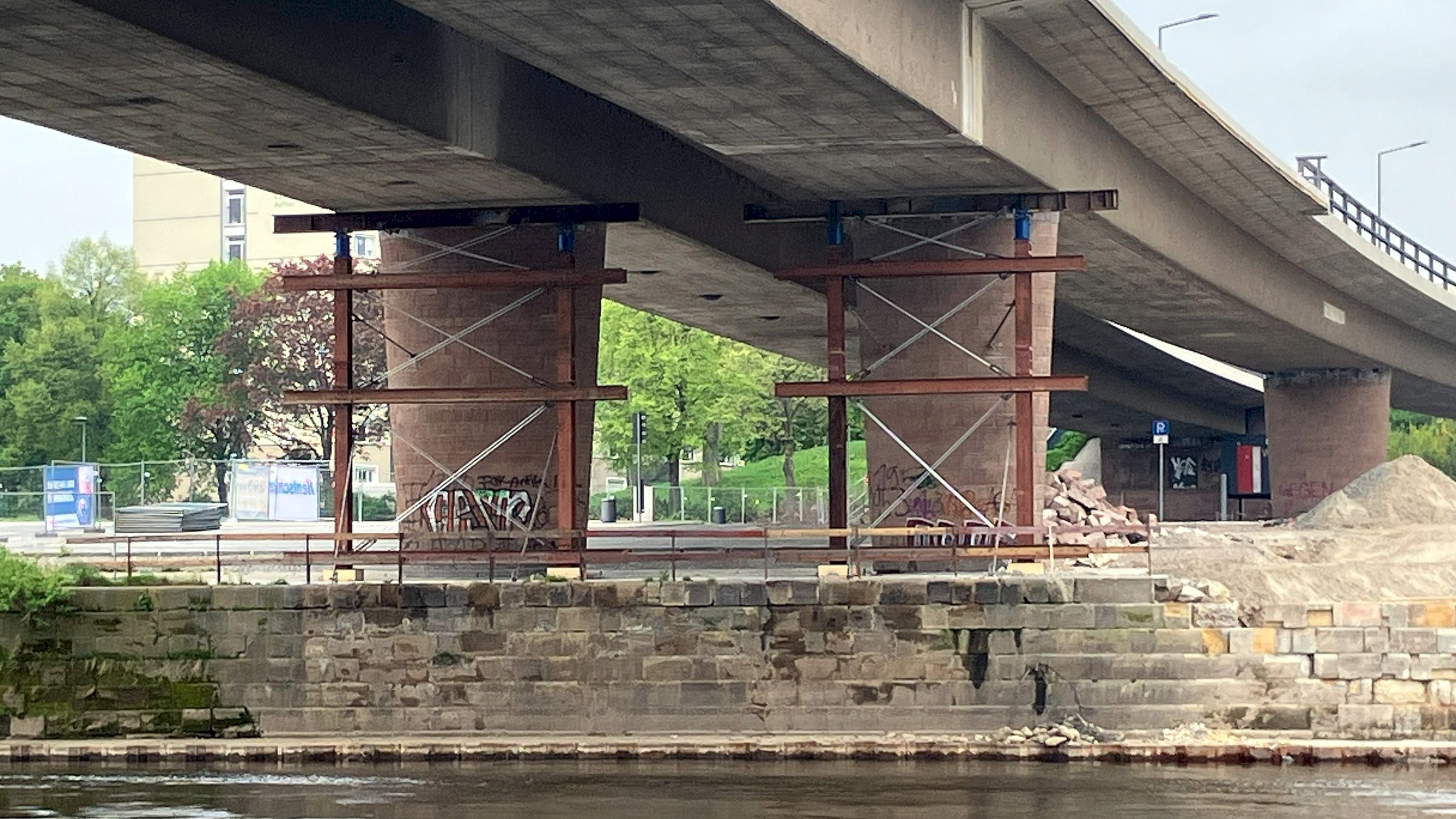 Auch auf der Altstädter Seite wurden Hilfsstützen aufgestellt. Foto: Stadtverwaltung Dresden