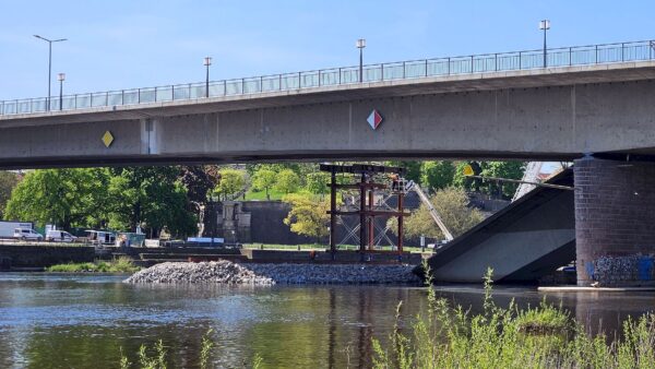 Hilfsstützen für die Carolabrücke. Foto: Anton Launer