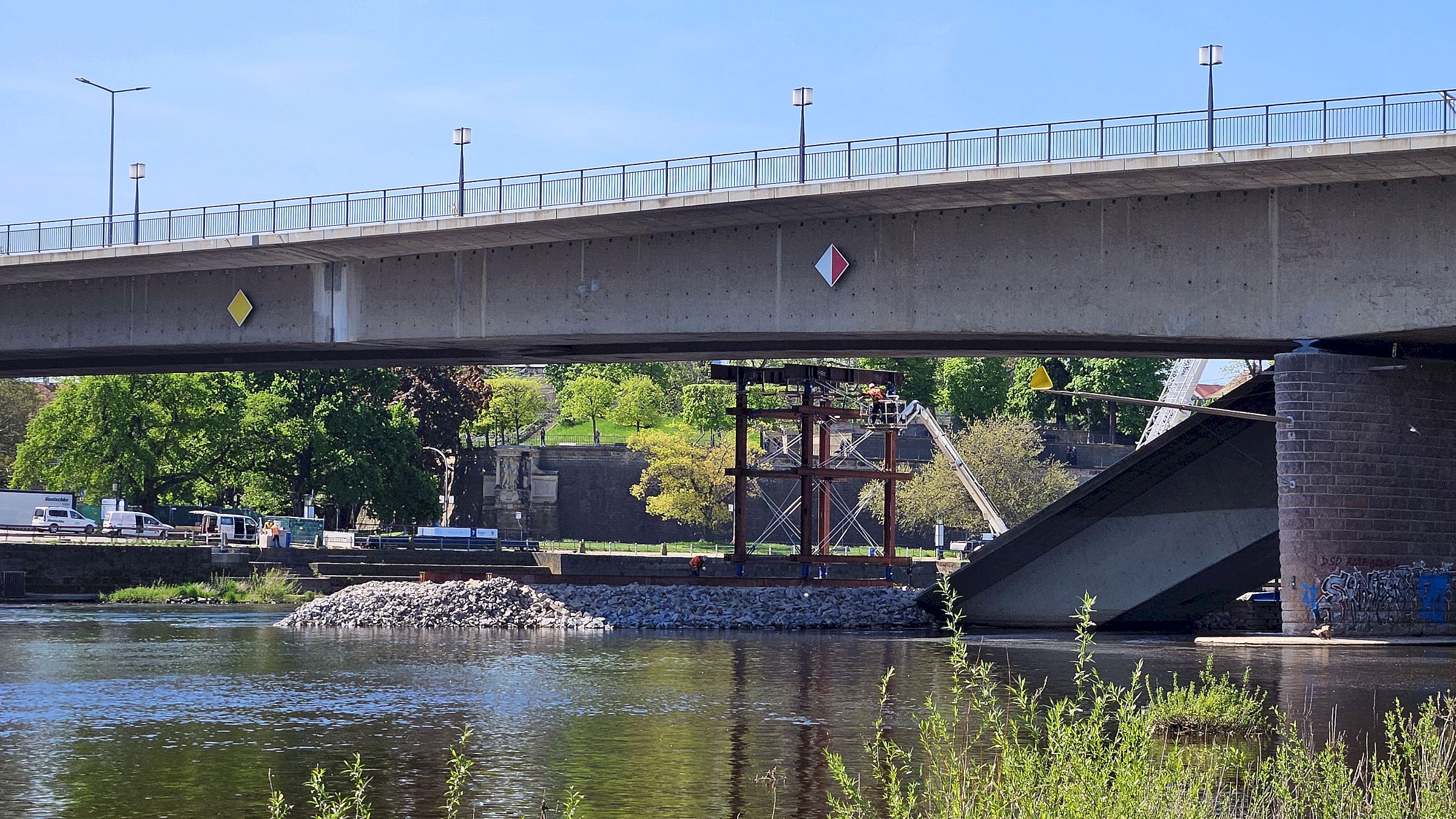 Hilfsstützen für die Carolabrücke. Foto: Anton Launer