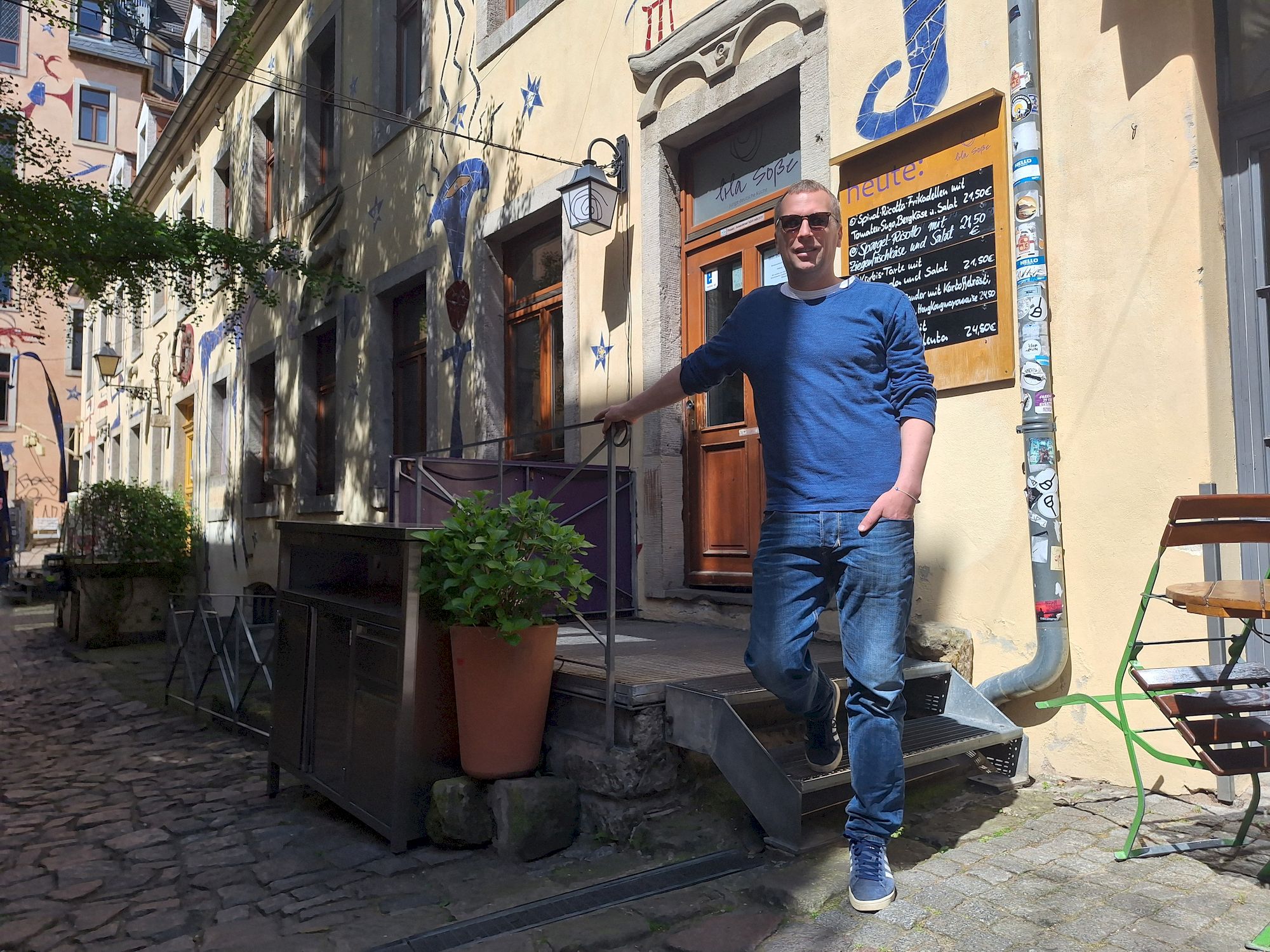 Boris vor dem Eingang zu seinem Restaurarnt "Lila Soße"