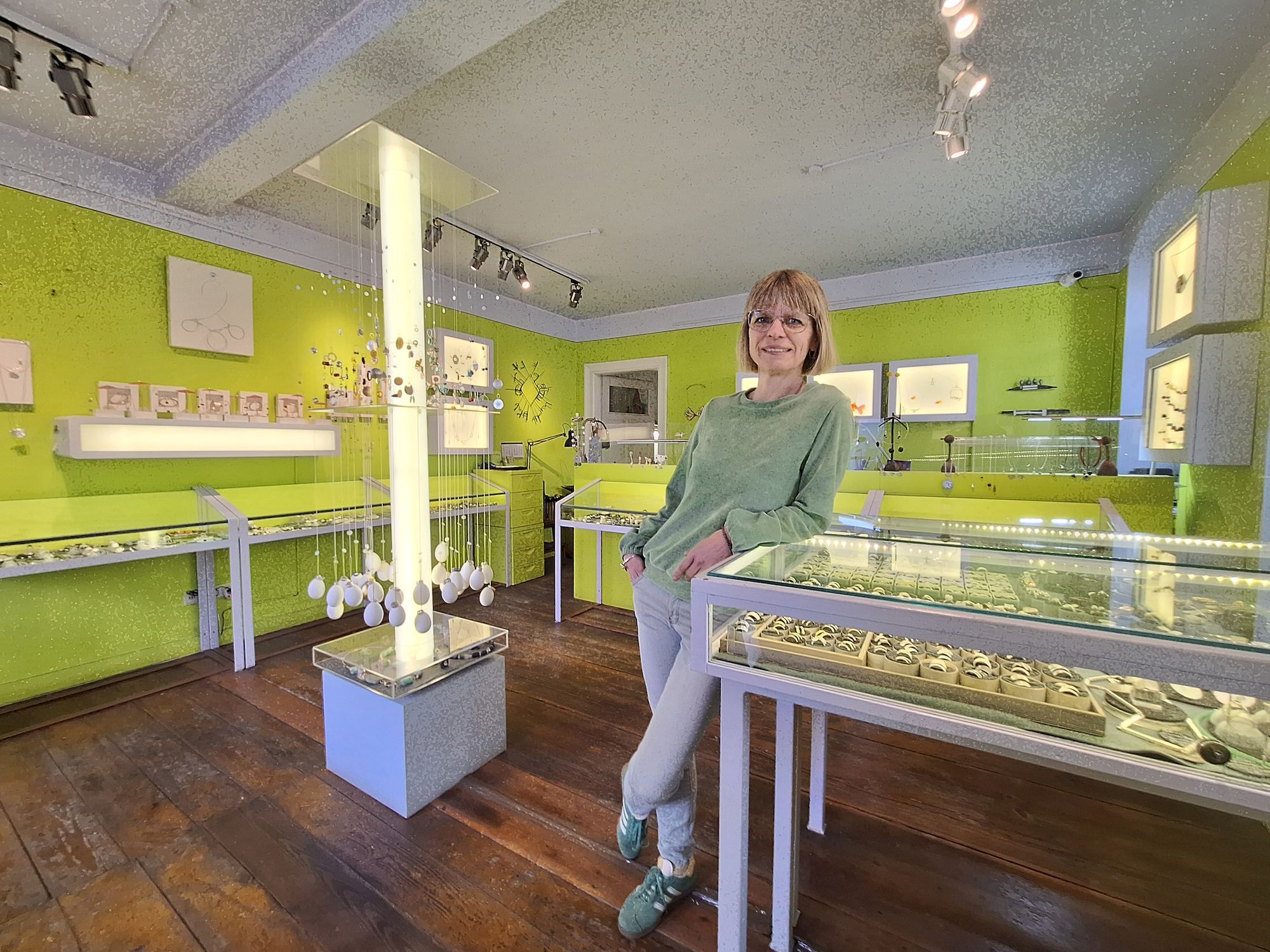 Patrice Funke inmitten ihrer Schmuckstücke.