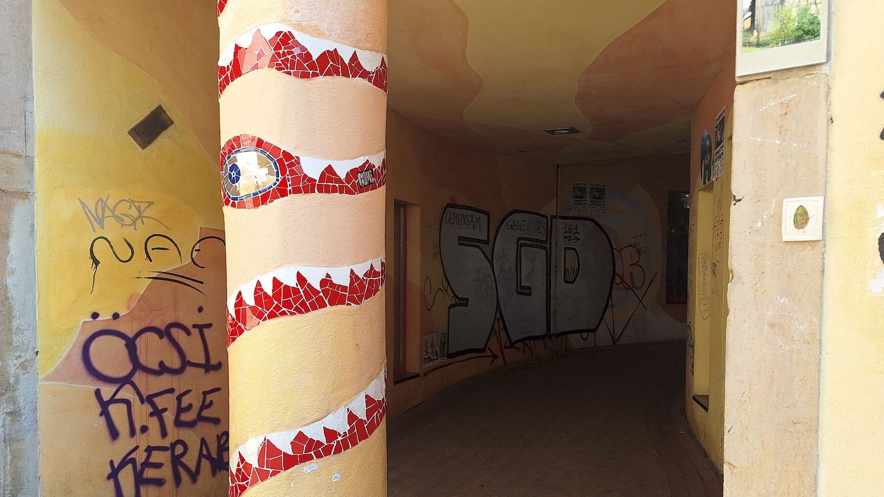 Hohle Schmiererein und Fan-Graffitis in der Kunsthofpassage nahmen in den letzten Jahren zu.