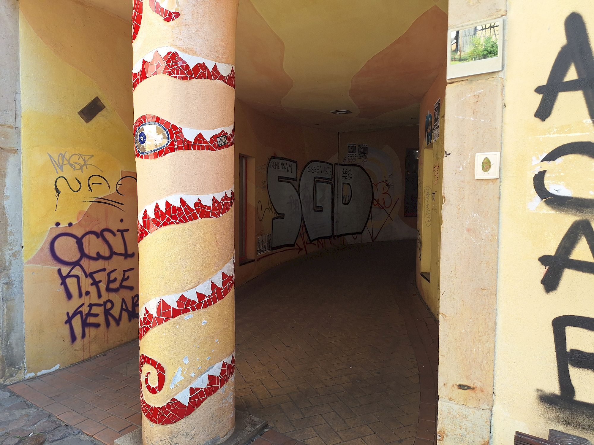 Hohle Schmiererein und Fan-Graffitis in der Kunsthofpassage nahmen in den letzten Jahren zu.