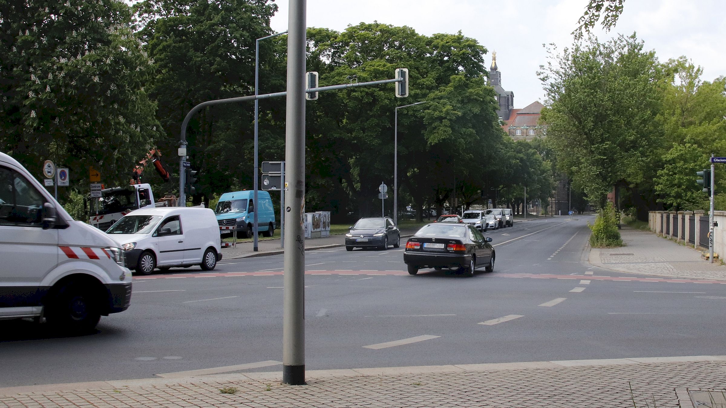 Künftig soll es von der Wigardstraße zwei Geradeausspuren auf die Brücke geben. Foto: Anton Launer