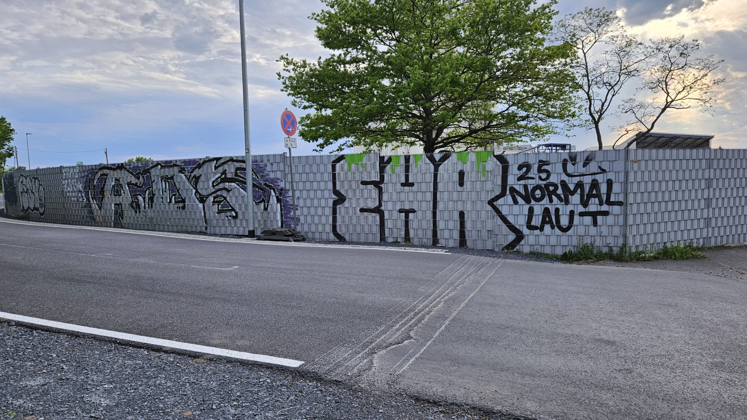 Am Asphaltmischwerk endet der sanierte Abschnitt. Foto: Anton Launer