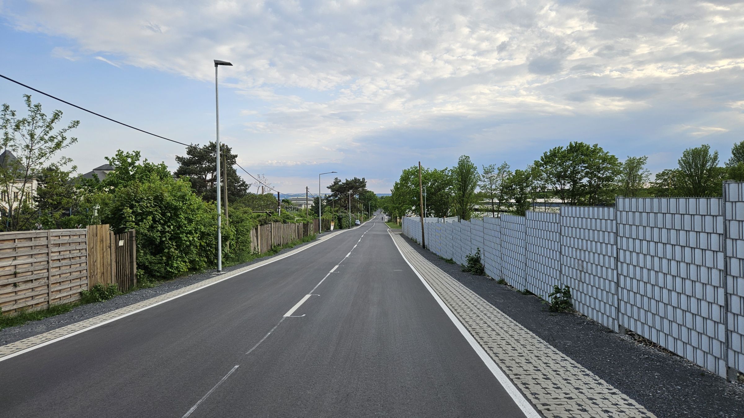 Der südliche Abschnitt war bereits im Mai fertig, mit Fahrbahnmakierung, Beleuchtung und 6,50 Meter breit. Foto: Anton Launer