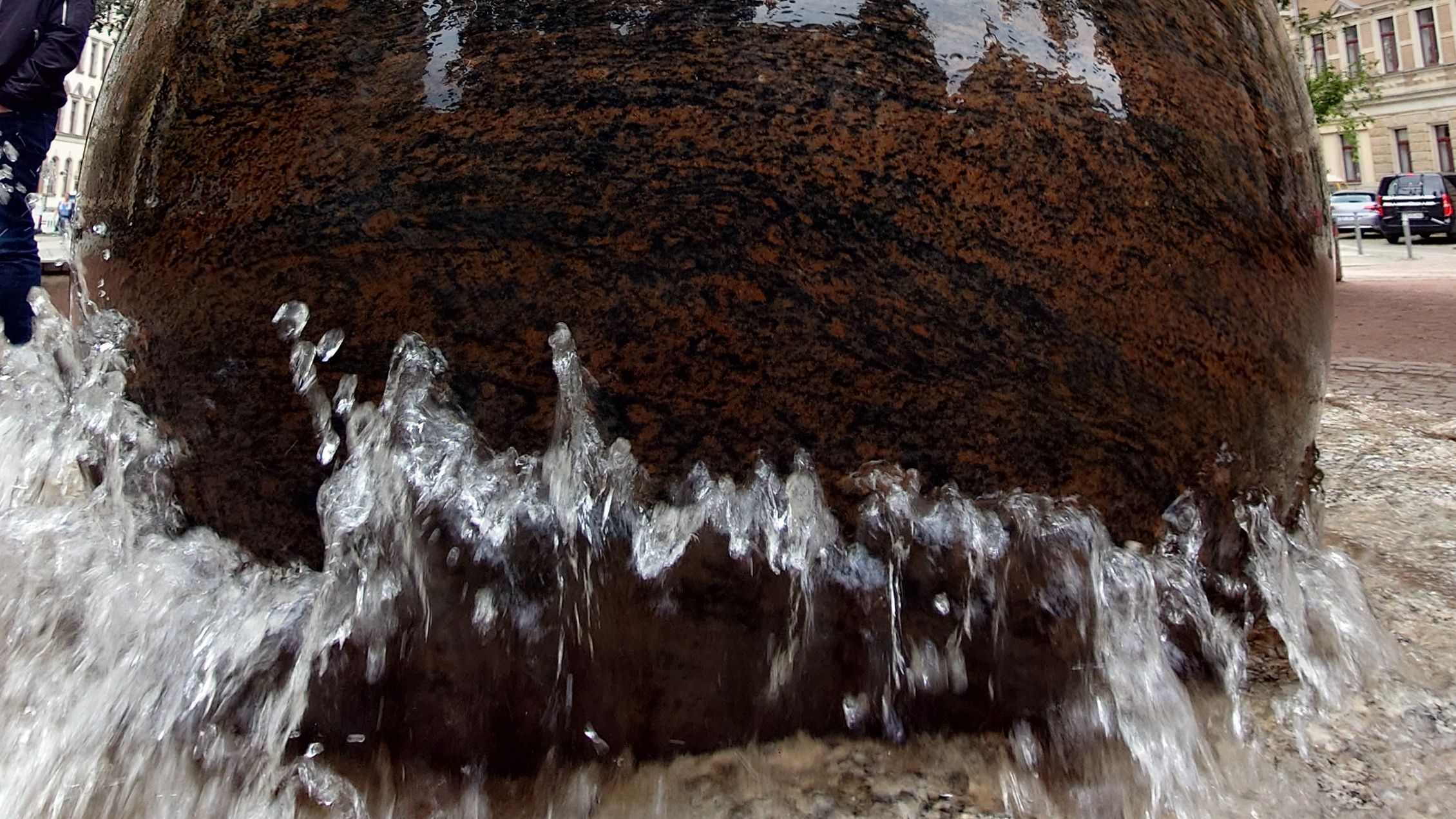 Bild aus besseren Zeiten - der Kugelbrunnen am Martin-Luther-Platz - Foto: Archiv Anton Launer