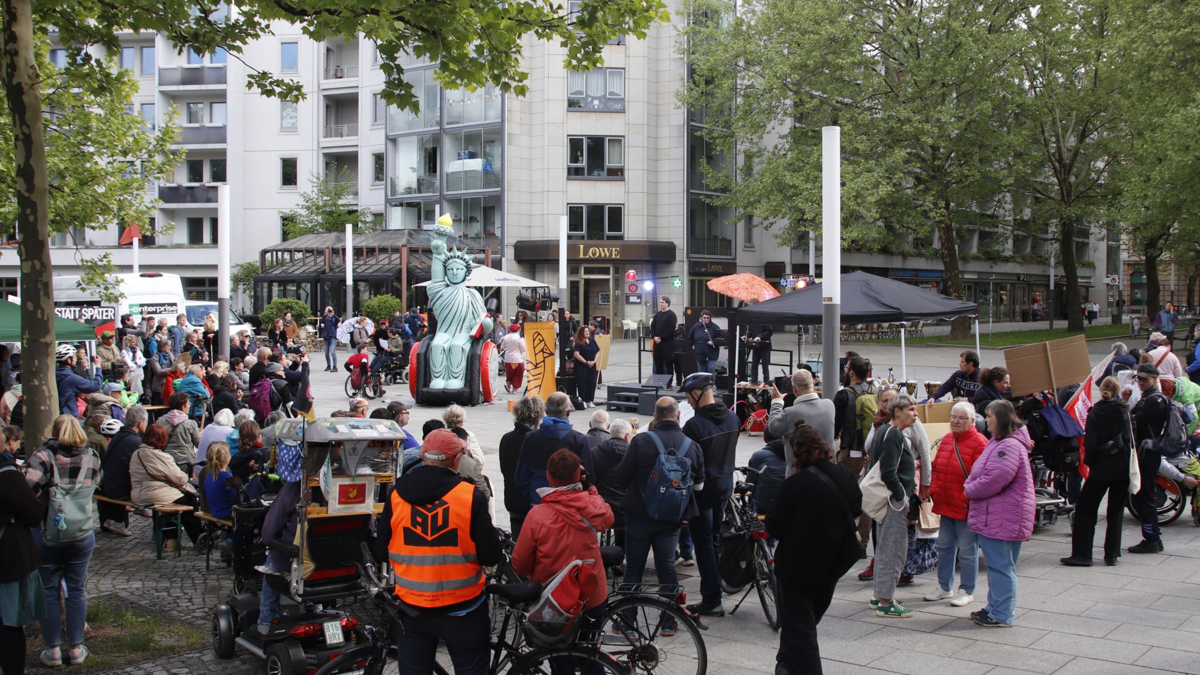 Abschlusskundgebung mi Musik am Jorge-Gomondai-Platz - Foto: Anton Launer