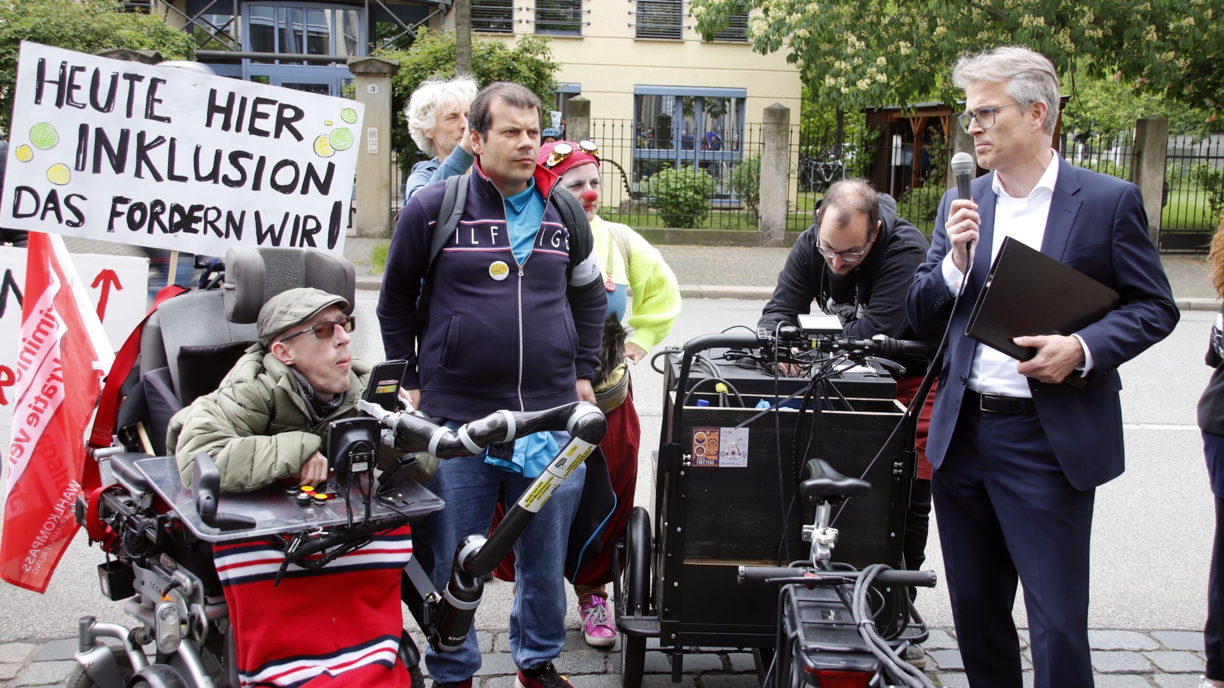 Rollstuhlfahrer Manuel Schramm aus Zwickau übergab die Forderungen an den stelvertretenden Geschäftsführer des Sächsischen Städte- und Gemeindetages - Foto: Anton Launer