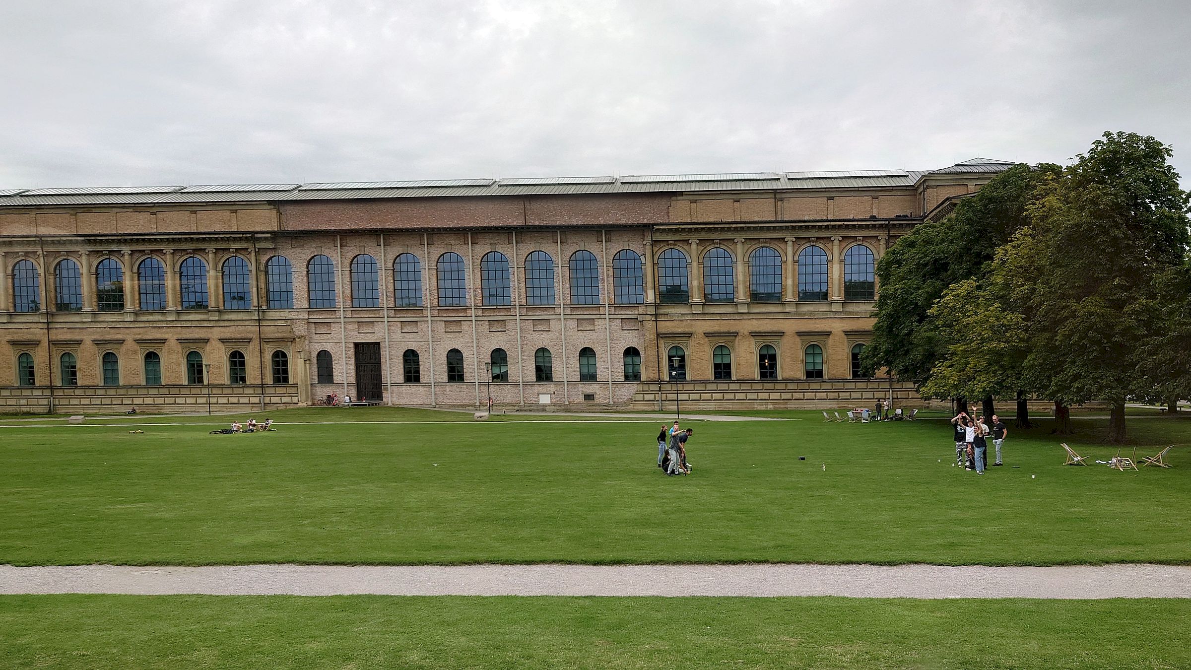 In den vielen Parks in München, hier vor der Alten Pinakothek, lässt es sich gut spielen. Foto: Anton Launer