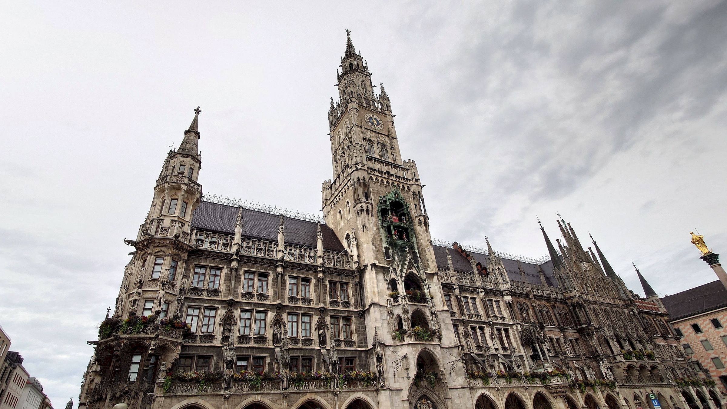 Immer sehenswert, das Neue Rathaus in der Innenstadt - Foto: Anton Launer