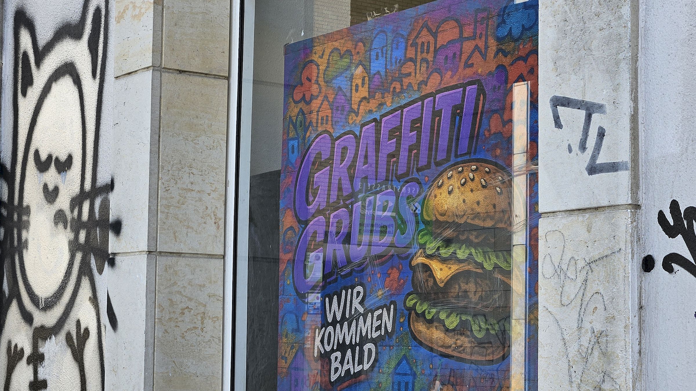 Graffiti-Maden? Vermutlich zieht demnächst ein Burger-Imbiss in die Räume der alten Bäckerei. Foto: Anton Launer