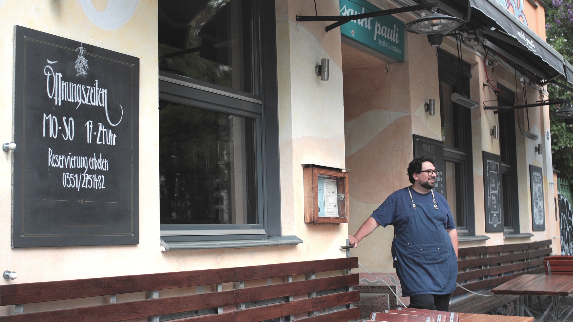 Auf Gäste warten muss Gunar Tschursch nur fürs Foto. Man kann froh sein, noch einen freien Tisch zu finden. (Foto: Victor Franke)